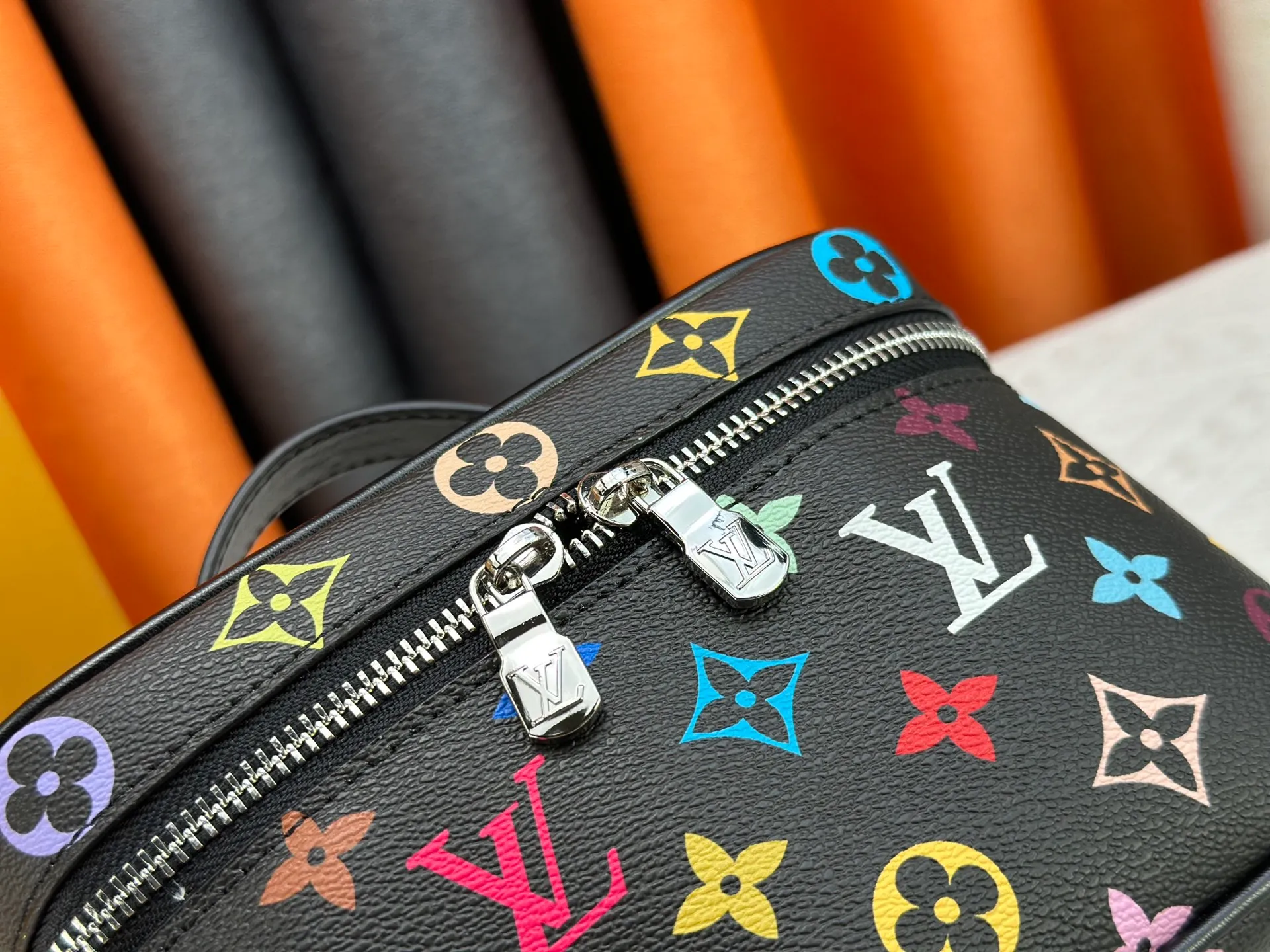 P240 Upgraded original version M13747 M44495 M42265 M44936 M42263 lv Murakami Nice mini Nano cosmetic bag with Monogram printing and 33 colorful colors. In 2025, Murakami and LV jointly launched the white tricolor and black tricolor twelve pieces, which are very popular around the world and are loved by celebrities and celebrities. Dimensions: 24 x 17 x 14 (LxHxW)