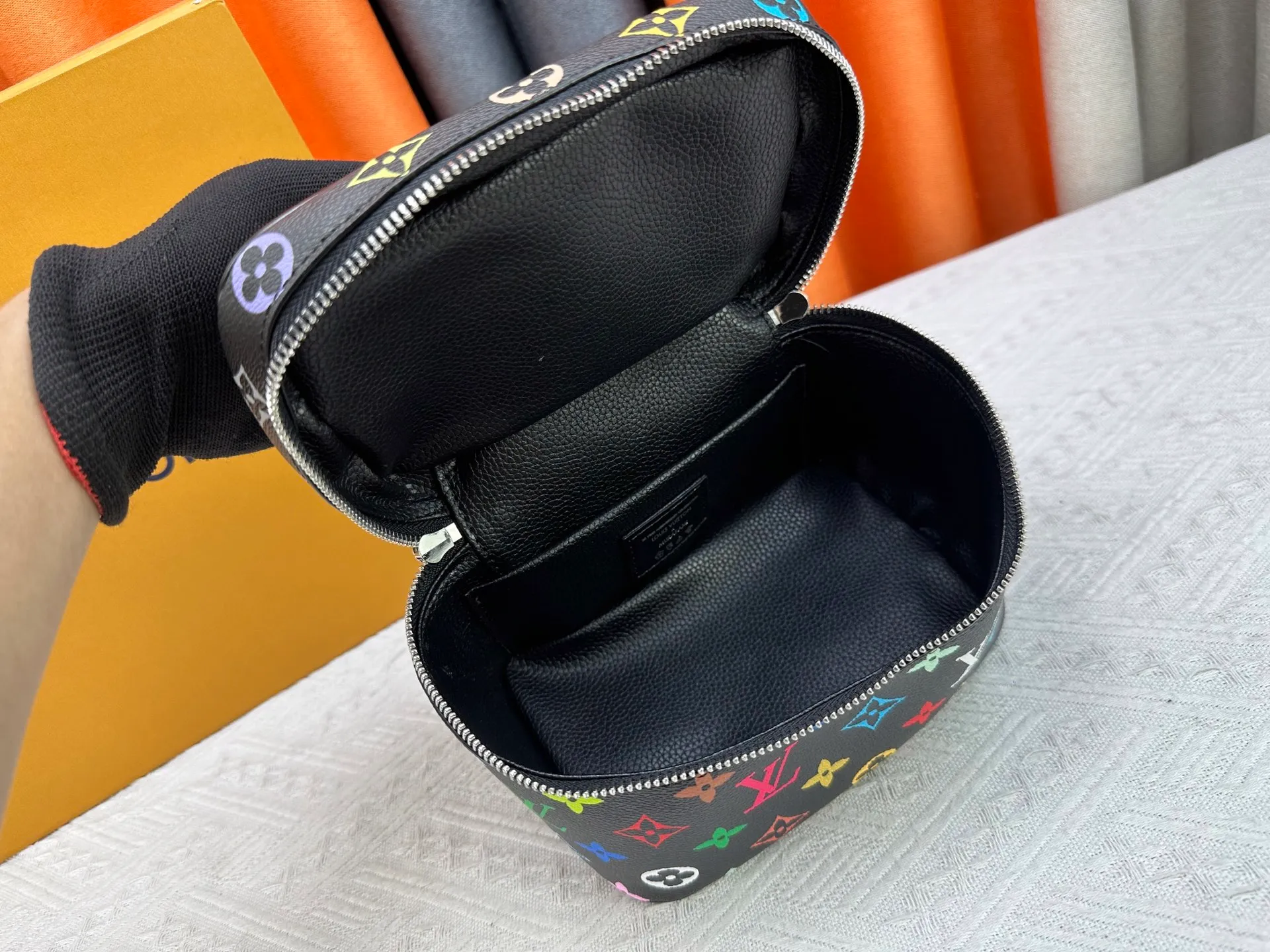 P240 Upgraded original version M13747 M44495 M42265 M44936 M42263 lv Murakami Nice mini Nano cosmetic bag with Monogram printing and 33 colorful colors. In 2025, Murakami and LV jointly launched the white tricolor and black tricolor twelve pieces, which are very popular around the world and are loved by celebrities and celebrities. Dimensions: 24 x 17 x 14 (LxHxW)