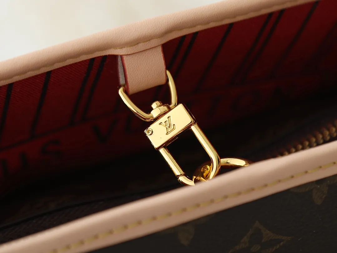 💰300💰Upgraded from the original M15208 M25774 This Louis Vuitton Ever More PM handbag is made of classic Monogram canvas, with light-colored cowhide trim, decorated with a metal chain and padlock design, and has both hand-held and shoulder functions. It is the brand's modern interpretation of retro bags, integrating classic elements and contemporary design, showing an elegant retro style in the 2025 retro trend. It is suitable for daily commuting, leisure and other occasions. It is a fashionable and practical item. Dimensions: 44.0 x 27.5 x 14.0 cm