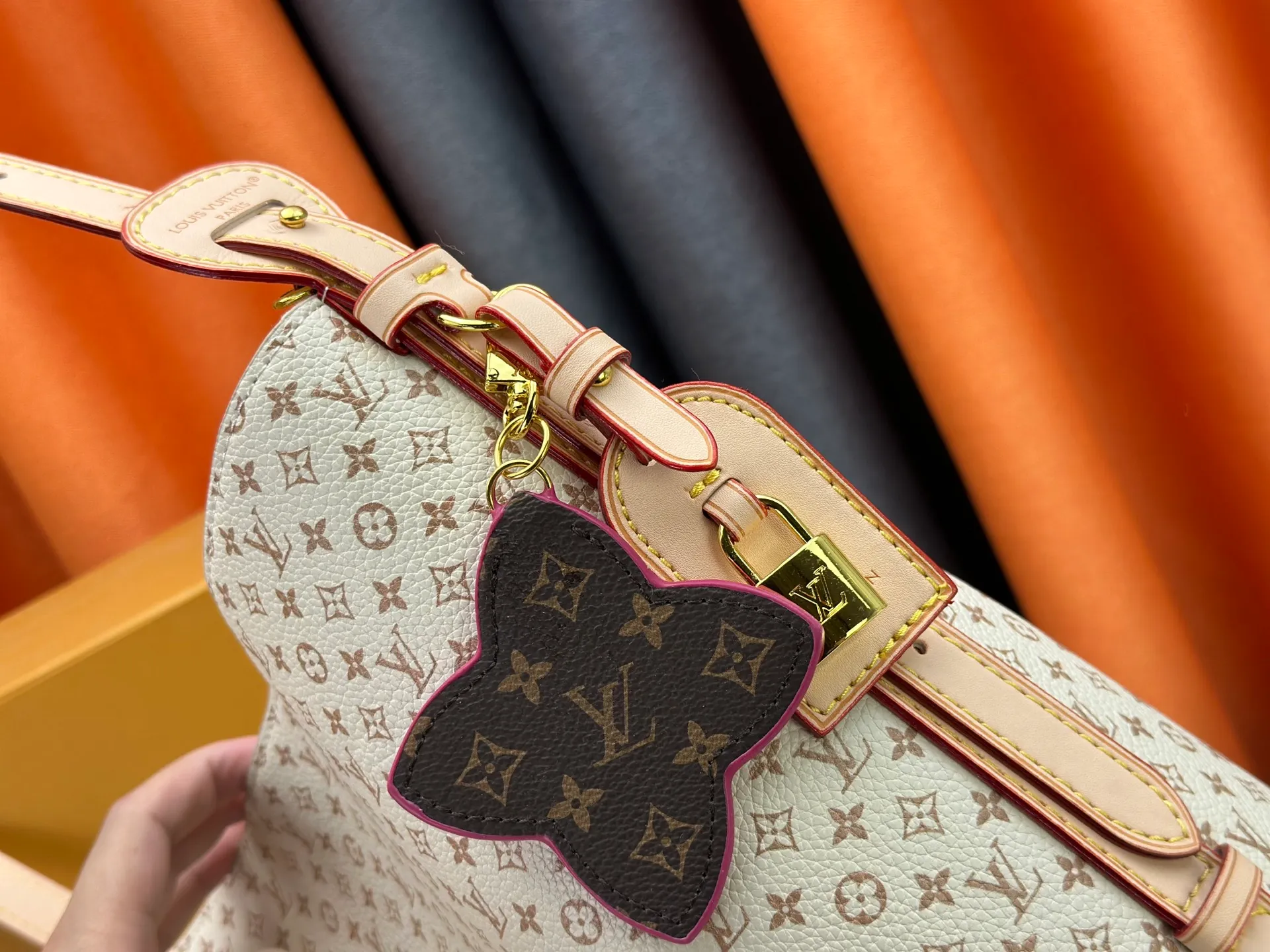 P280 Upgraded Original M15130 M12926 [All In BB Handbag] This pre-autumn 2025 version of All In BB showcases LV Romance animation, combining two iconic House patterns: Monogram and Damier. It's made from calfskin and embellished with the signature padlock and exclusive Bloom charm. The interior is sized for everyday essentials and includes a removable zipper pocket for smaller items. Dimensions: 26 x 31 x 18 cm (LxHxW)