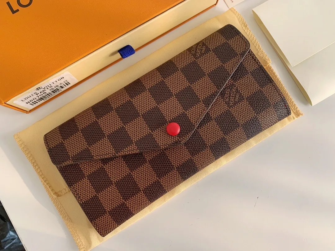 💰100 💎The Josephine Wallet is inspired by Louis Vuitton's first wallet. It is made of soft Monogram canvas and lined with brightly colored lining, giving the brand's classic design a unique and stylish beauty. The long, flat shape makes it easy to slip into any pocket or handbag. Model: M60708 Size: 19/10.