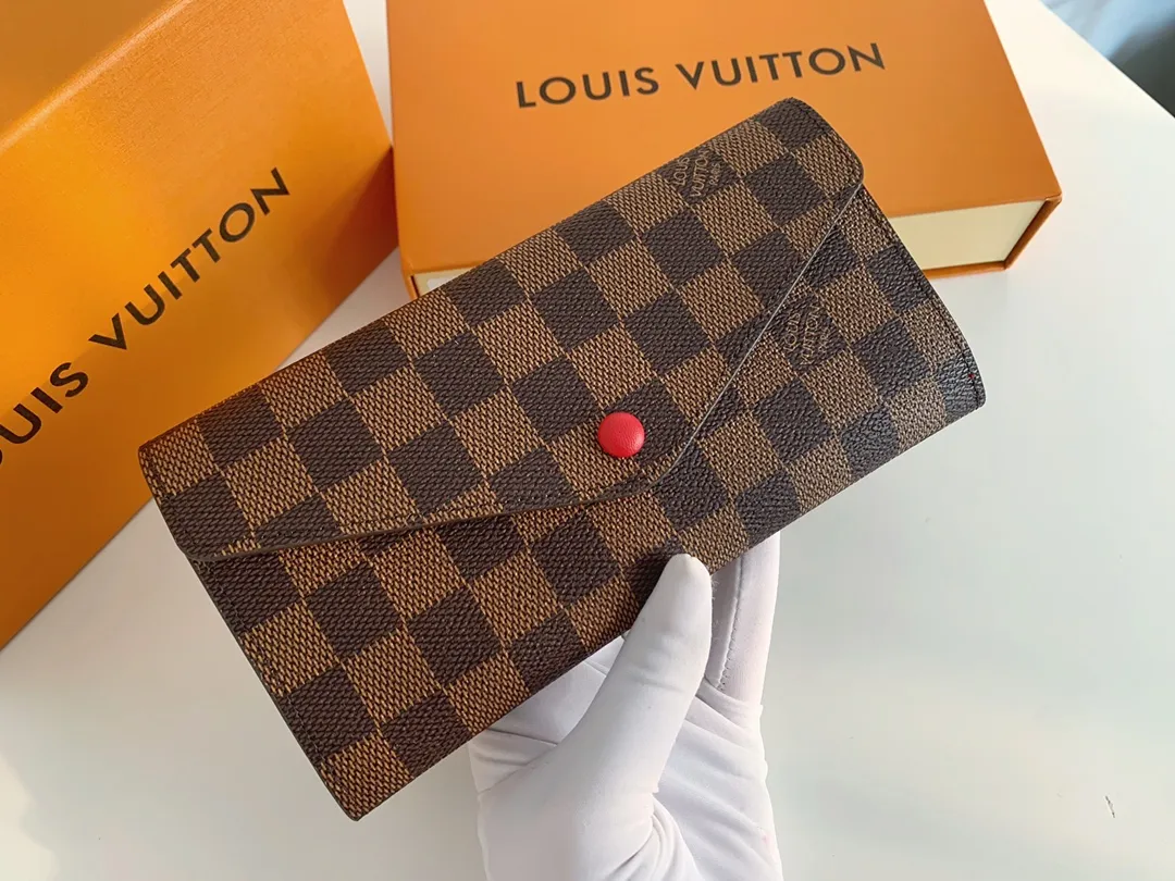 💰100 💎The Josephine Wallet is inspired by Louis Vuitton's first wallet. It is made of soft Monogram canvas and lined with brightly colored lining, giving the brand's classic design a unique and stylish beauty. The long, flat shape makes it easy to slip into any pocket or handbag. Model: M60708 Size: 19/10.