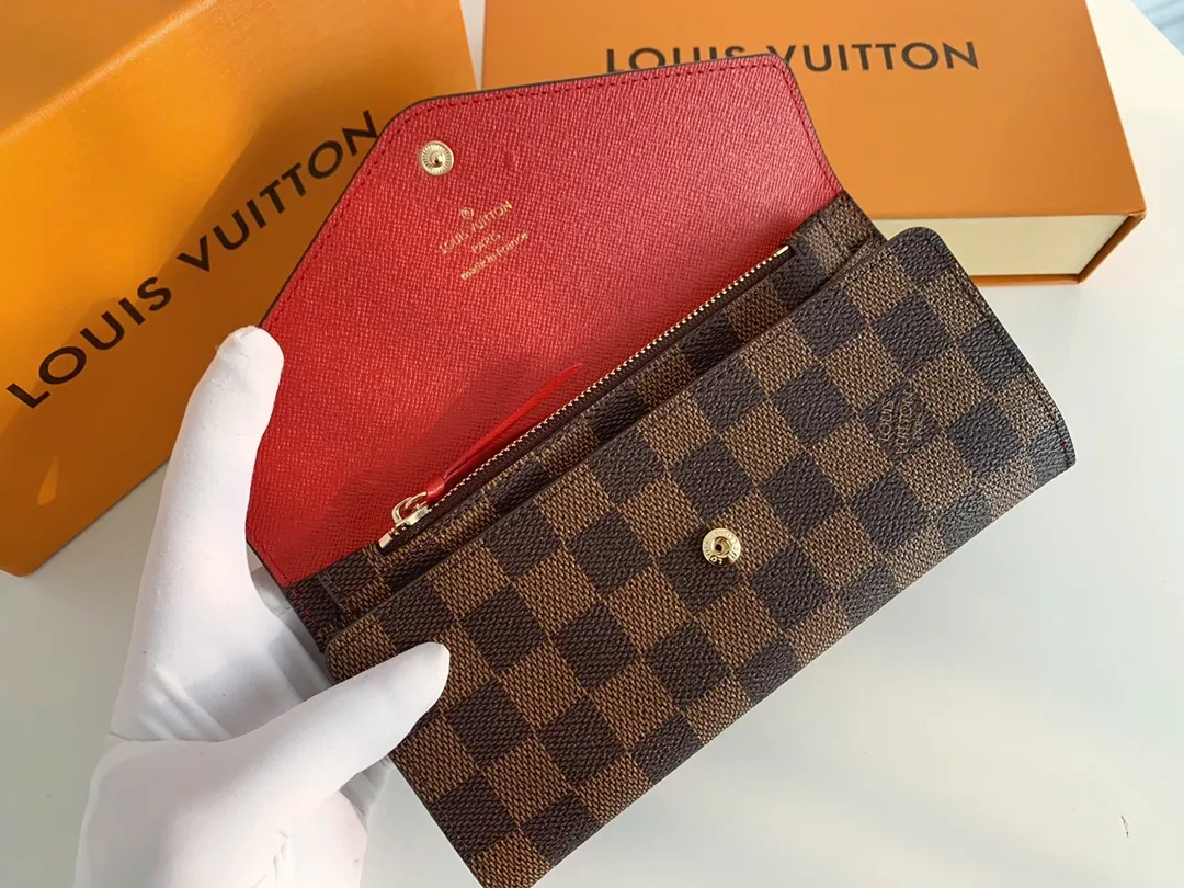 💰100 💎The Josephine Wallet is inspired by Louis Vuitton's first wallet. It is made of soft Monogram canvas and lined with brightly colored lining, giving the brand's classic design a unique and stylish beauty. The long, flat shape makes it easy to slip into any pocket or handbag. Model: M60708 Size: 19/10.