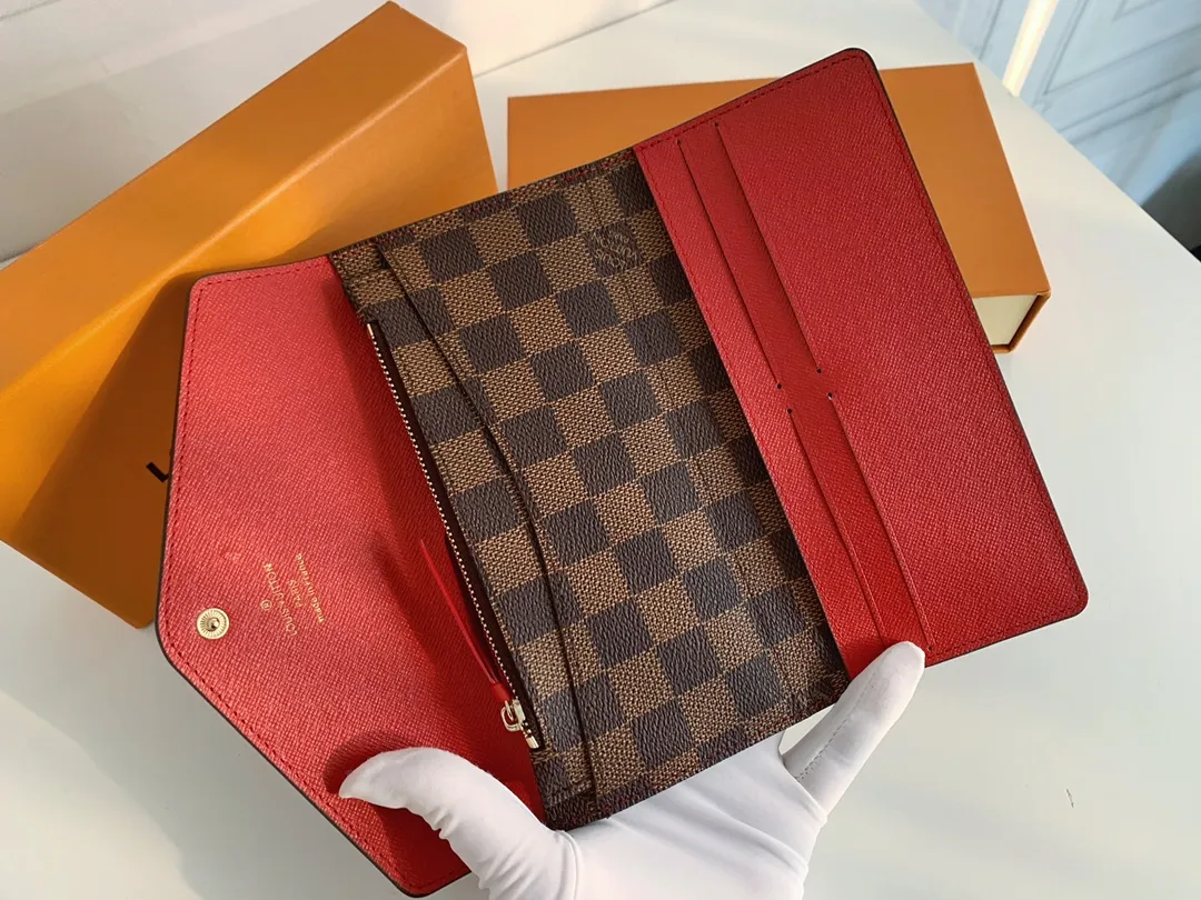 💰100 💎The Josephine Wallet is inspired by Louis Vuitton's first wallet. It is made of soft Monogram canvas and lined with brightly colored lining, giving the brand's classic design a unique and stylish beauty. The long, flat shape makes it easy to slip into any pocket or handbag. Model: M60708 Size: 19/10.