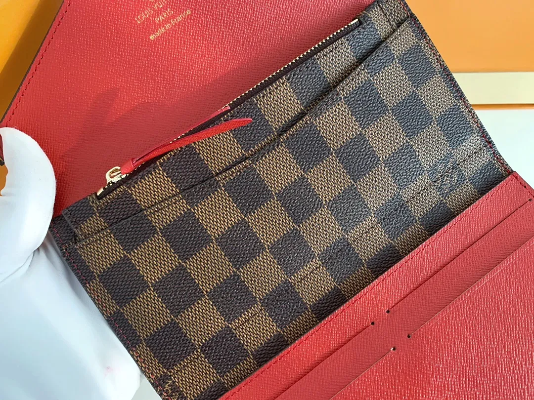 💰100 💎The Josephine Wallet is inspired by Louis Vuitton's first wallet. It is made of soft Monogram canvas and lined with brightly colored lining, giving the brand's classic design a unique and stylish beauty. The long, flat shape makes it easy to slip into any pocket or handbag. Model: M60708 Size: 19/10.