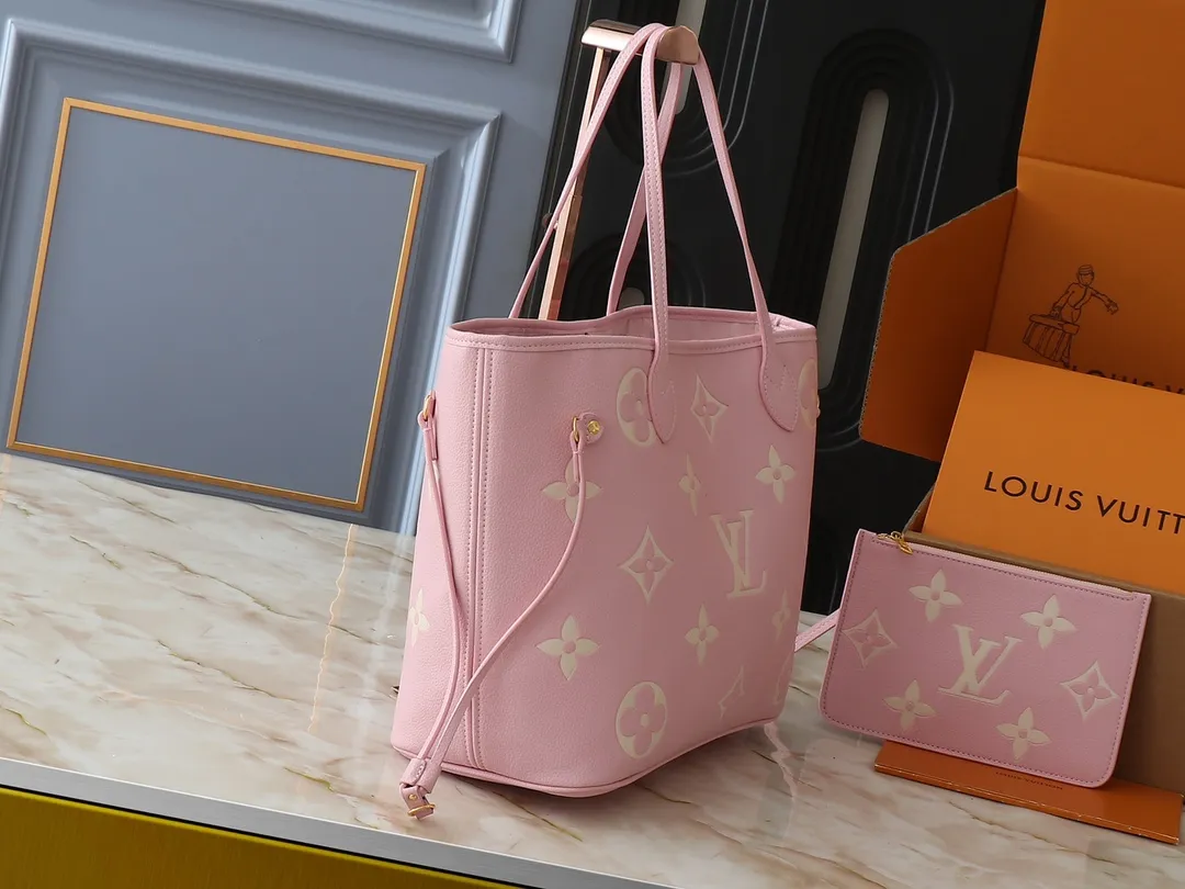 💰220💰Upgraded from the original M14210 M45686 M46649 M58907 M46329 M21579 M45685 M46676 M40995. This Neverfull medium handbag uses embossing and printing processes to depict the Monogram pattern on the cow leather. Tighten the side straps and the tote instantly transforms into an elegant urban handbag; the long handle makes it easy to carry over the shoulder or elbow. 31.0 x 28.0 x 14.0 cm (length x height x width)