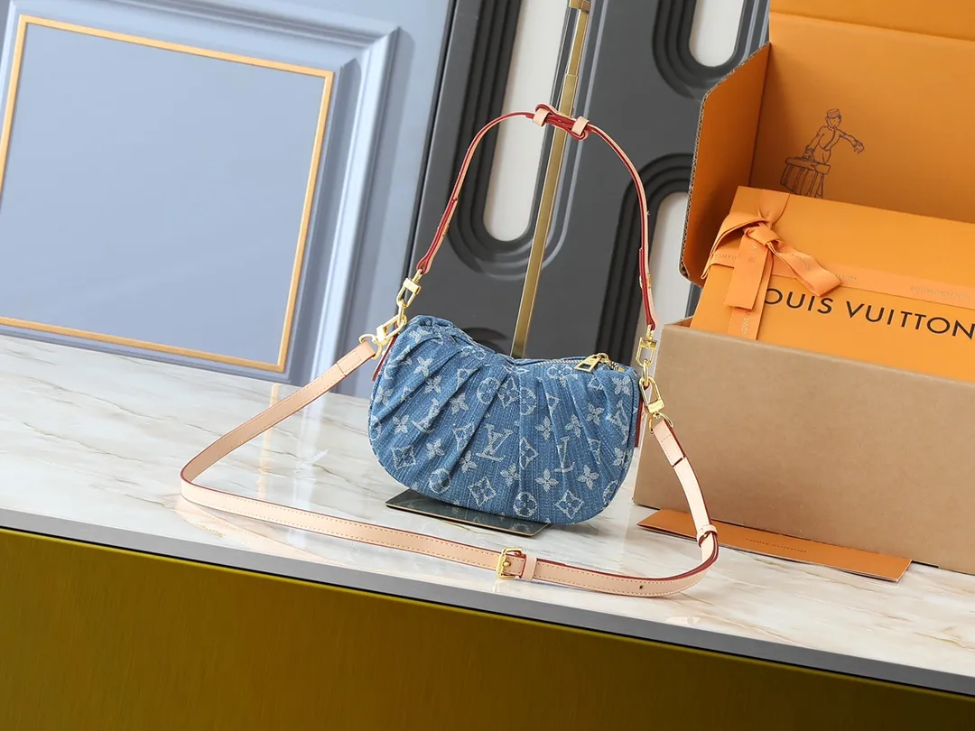 💰260💰Upgraded from the original M13571. This Pochette Valley handbag is made of Monogram cotton denim, with contrasting cow leather trim and dazzling metal parts, giving the classic design a modern style. Remove the handle and transform it into a clutch. Dimensions: 21.0 x 15.0 x 7.0 cm (length x height x width)