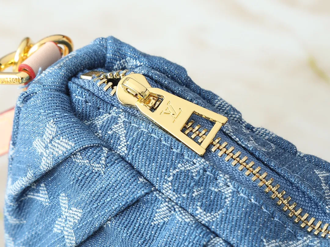 💰260💰Upgraded from the original M13571. This Pochette Valley handbag is made of Monogram cotton denim, with contrasting cow leather trim and dazzling metal parts, giving the classic design a modern style. Remove the handle and transform it into a clutch. Dimensions: 21.0 x 15.0 x 7.0 cm (length x height x width)
