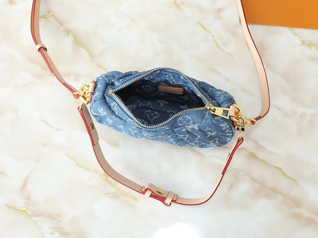 💰260💰Upgraded from the original M13571. This Pochette Valley handbag is made of Monogram cotton denim, with contrasting cow leather trim and dazzling metal parts, giving the classic design a modern style. Remove the handle and transform it into a clutch. Dimensions: 21.0 x 15.0 x 7.0 cm (length x height x width)