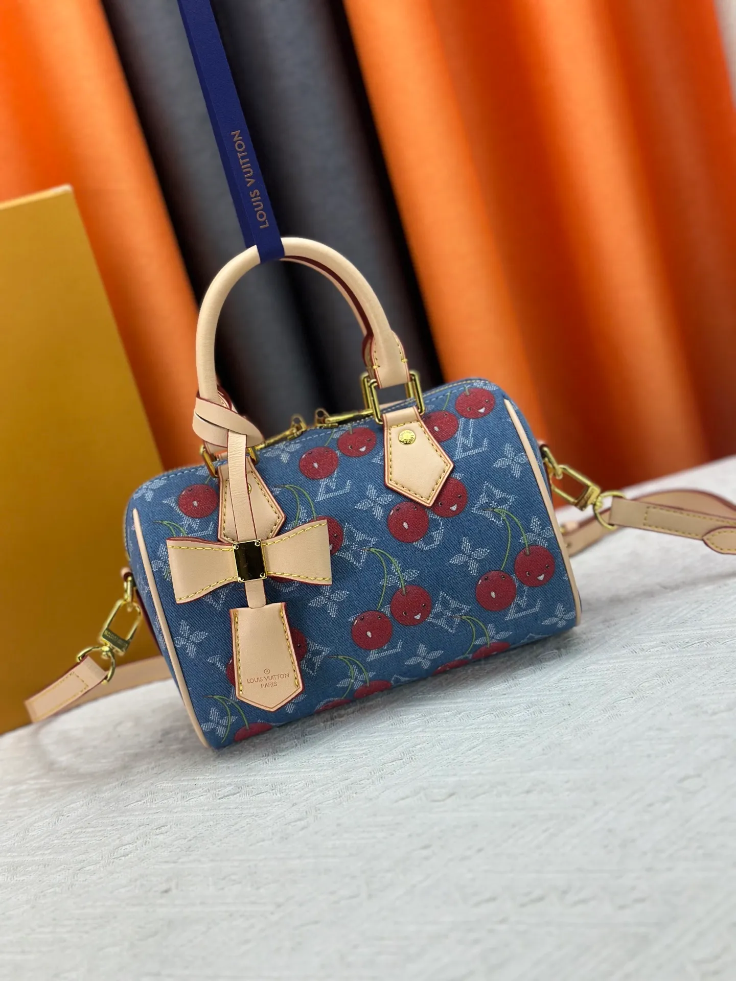 P250 Cherry Cherry🍒M13094 M46234 M46222 M14175 Sunflower Cowboy Cherry White Flower Cherry Presbyopia Cherry The Sedy Bandoulière 20 handbag is made of soft coated canvas, and the full-length Monogram pattern is traced in colorful rainbow tones, highlighting the smart style of the Louis Vuitton x Murakami reissue series. The Toron handle and detachable shoulder strap are constructed of cow leather, the metal corners recall classic luggage, and the bow-shaped key bag and padlock add brand touches. Dimensions: 20.5 x 13.5 x 12.0 cm (length x height x width)