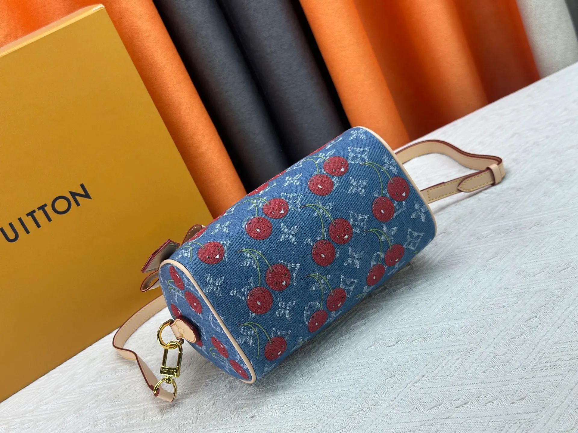 P250 Cherry Cherry🍒M13094 M46234 M46222 M14175 Sunflower Cowboy Cherry White Flower Cherry Presbyopia Cherry The Sedy Bandoulière 20 handbag is made of soft coated canvas, and the full-length Monogram pattern is traced in colorful rainbow tones, highlighting the smart style of the Louis Vuitton x Murakami reissue series. The Toron handle and detachable shoulder strap are constructed of cow leather, the metal corners recall classic luggage, and the bow-shaped key bag and padlock add brand touches. Dimensions: 20.5 x 13.5 x 12.0 cm (length x height x width)