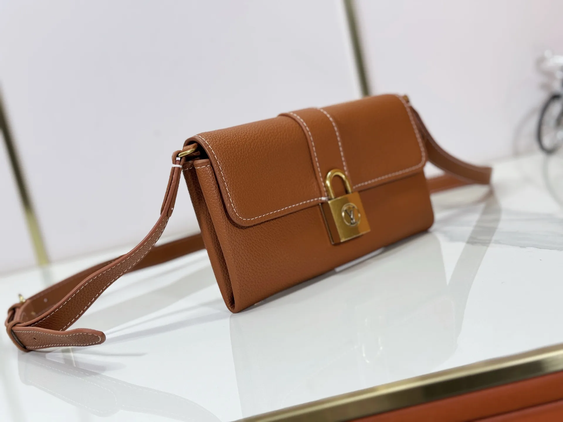 P200 Upgraded Original M12147 This Wallet On Chain handbag is made of soft cow leather, adding a functional option to the Low Key series. The removable zipper bag is cut from Monogram canvas, demonstrating the brand's exquisite craftsmanship. The creative LV lock design ensures safe placement of valuables. Dimensions: 22.0 x 13.0 x 3.5 cm (length x height x width)