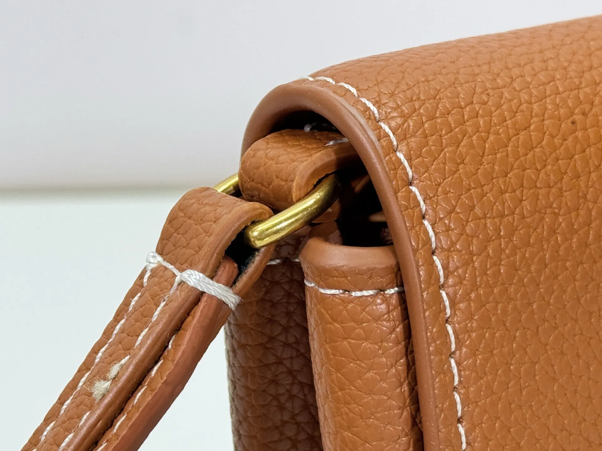 P200 Upgraded Original M12147 This Wallet On Chain handbag is made of soft cow leather, adding a functional option to the Low Key series. The removable zipper bag is cut from Monogram canvas, demonstrating the brand's exquisite craftsmanship. The creative LV lock design ensures safe placement of valuables. Dimensions: 22.0 x 13.0 x 3.5 cm (length x height x width)