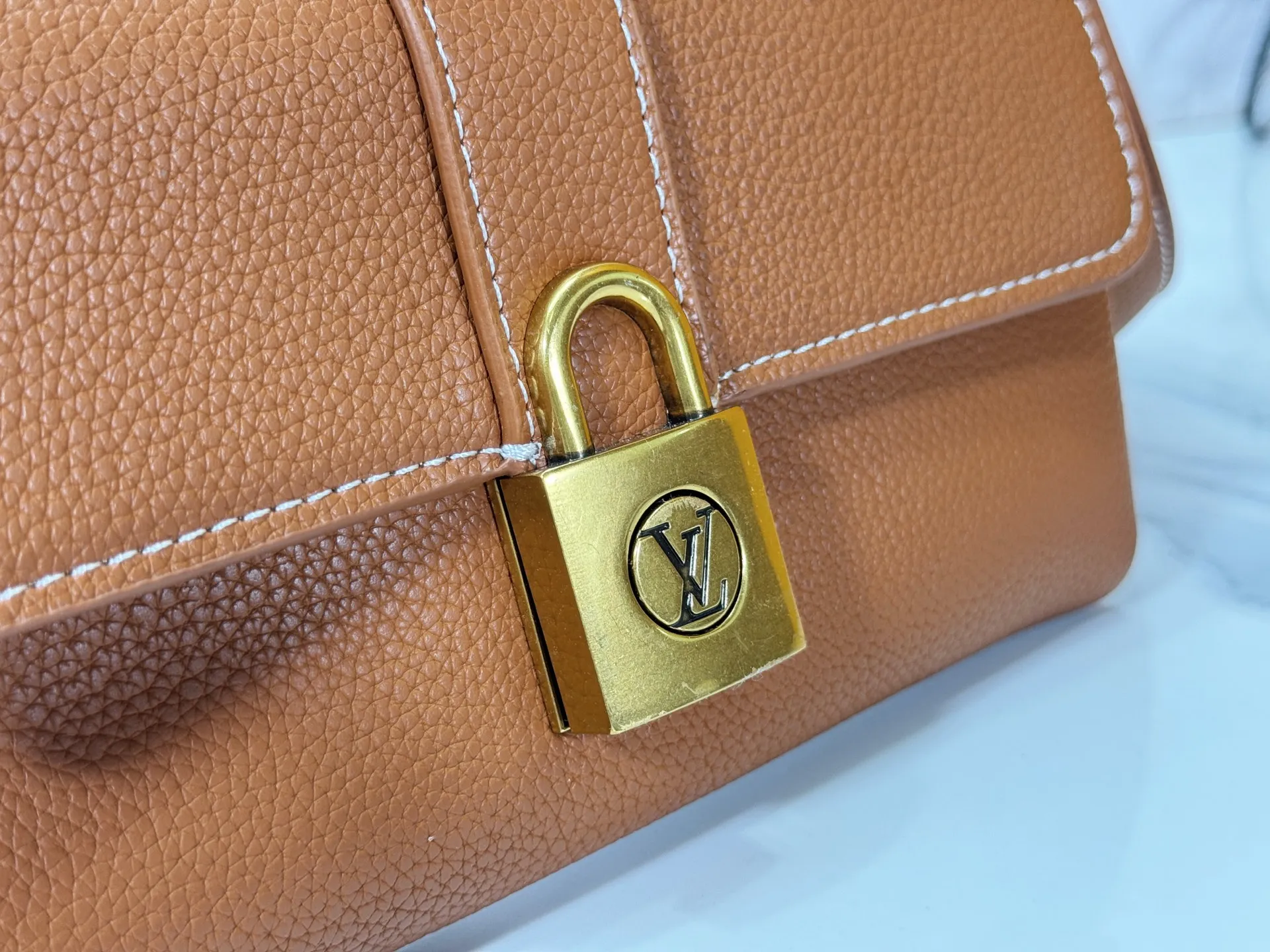 P200 Upgraded Original M12147 This Wallet On Chain handbag is made of soft cow leather, adding a functional option to the Low Key series. The removable zipper bag is cut from Monogram canvas, demonstrating the brand's exquisite craftsmanship. The creative LV lock design ensures safe placement of valuables. Dimensions: 22.0 x 13.0 x 3.5 cm (length x height x width)