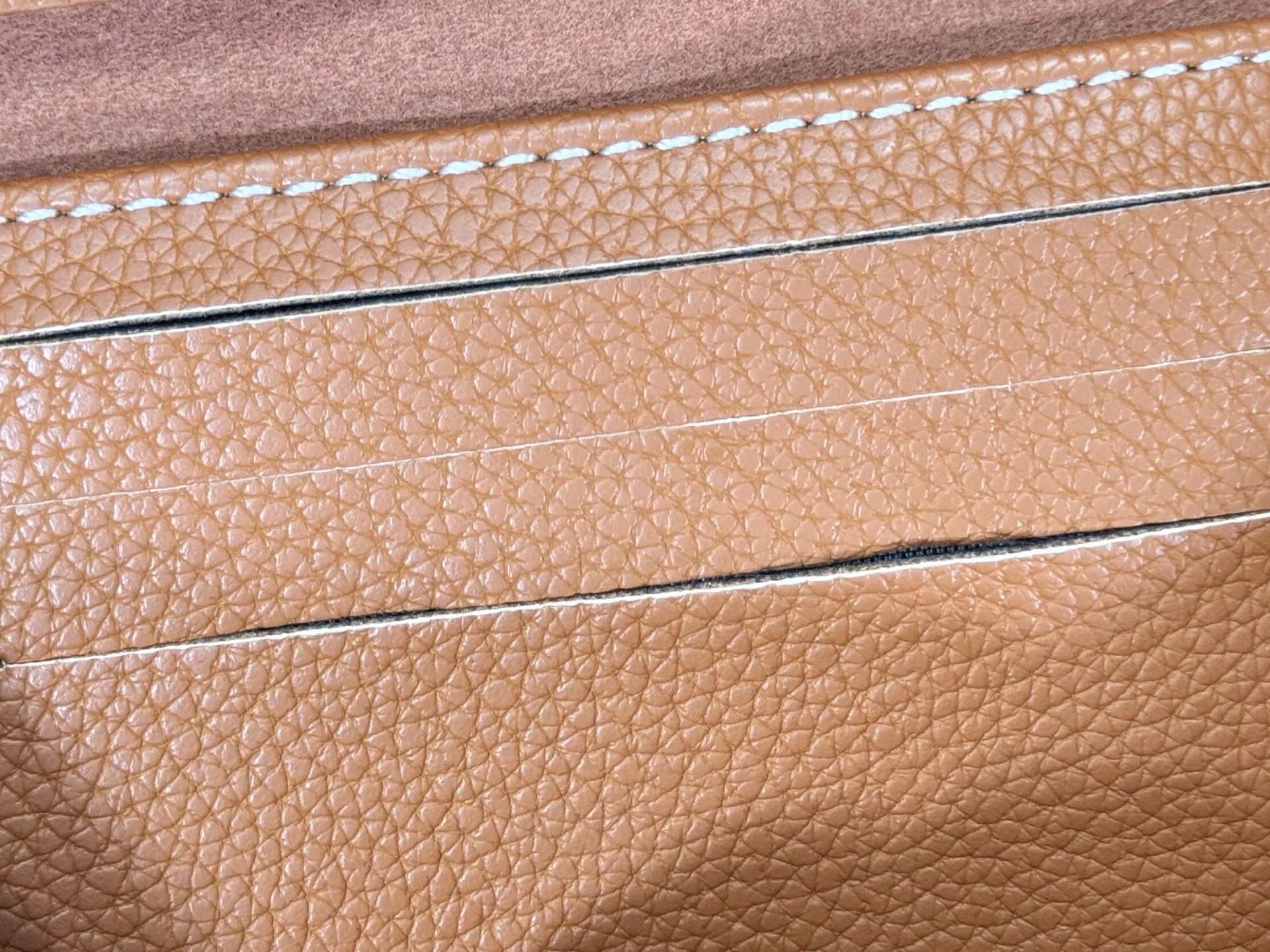 P200 Upgraded Original M12147 This Wallet On Chain handbag is made of soft cow leather, adding a functional option to the Low Key series. The removable zipper bag is cut from Monogram canvas, demonstrating the brand's exquisite craftsmanship. The creative LV lock design ensures safe placement of valuables. Dimensions: 22.0 x 13.0 x 3.5 cm (length x height x width)