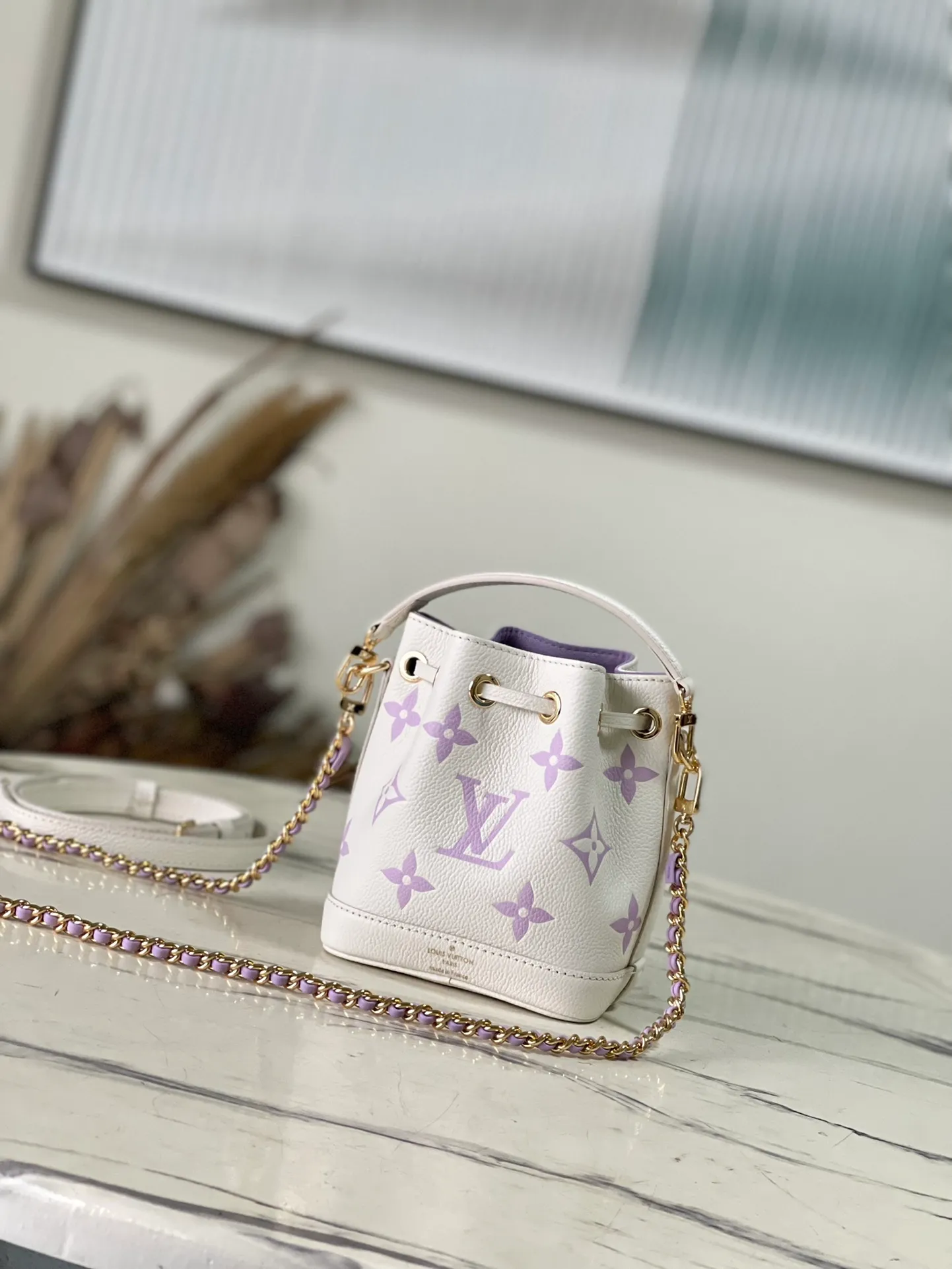 💰960 (top layer leather) Top original order M81626 Silk screen purple This Nano Noé handbag is from the Summer Stardust capsule series. It is made of Monogram Empreinte embossed leather to condense the classic Noé handbag structure, and then undergoes professional craftsmanship to present a subtle luster like a bright starry sky. Plenty of space to accommodate daily needs, the adjustable shoulder straps and detachable handles allow for a variety of carrying methods. Dimensions: 13.0 x 16.0 x 10.0 cm