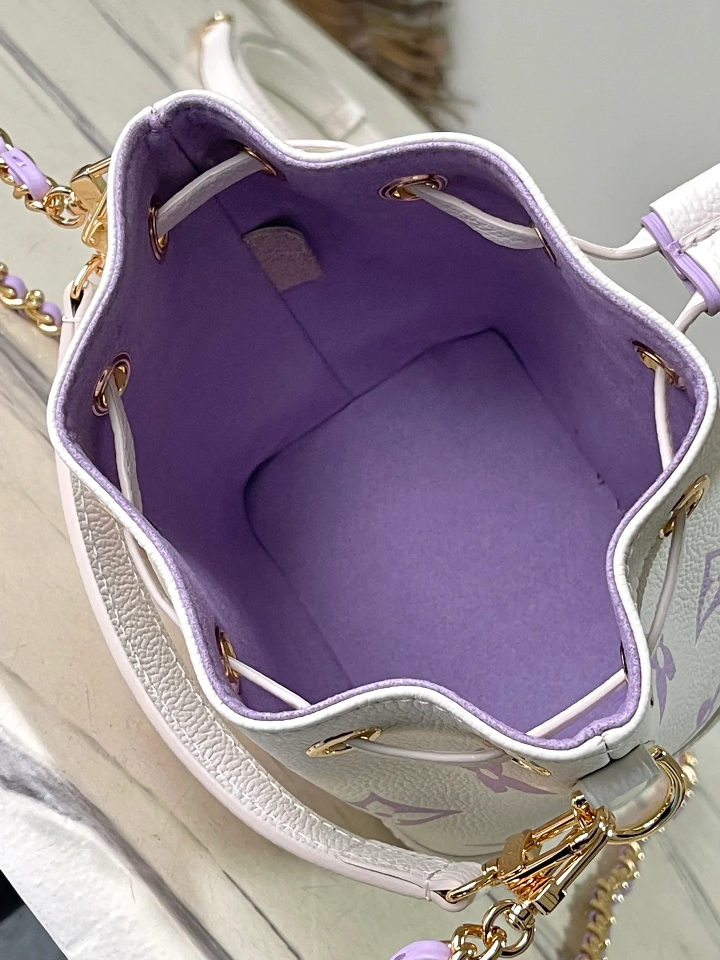 💰960 (top layer leather) Top original order M81626 Silk screen purple This Nano Noé handbag is from the Summer Stardust capsule series. It is made of Monogram Empreinte embossed leather to condense the classic Noé handbag structure, and then undergoes professional craftsmanship to present a subtle luster like a bright starry sky. Plenty of space to accommodate daily needs, the adjustable shoulder straps and detachable handles allow for a variety of carrying methods. Dimensions: 13.0 x 16.0 x 10.0 cm