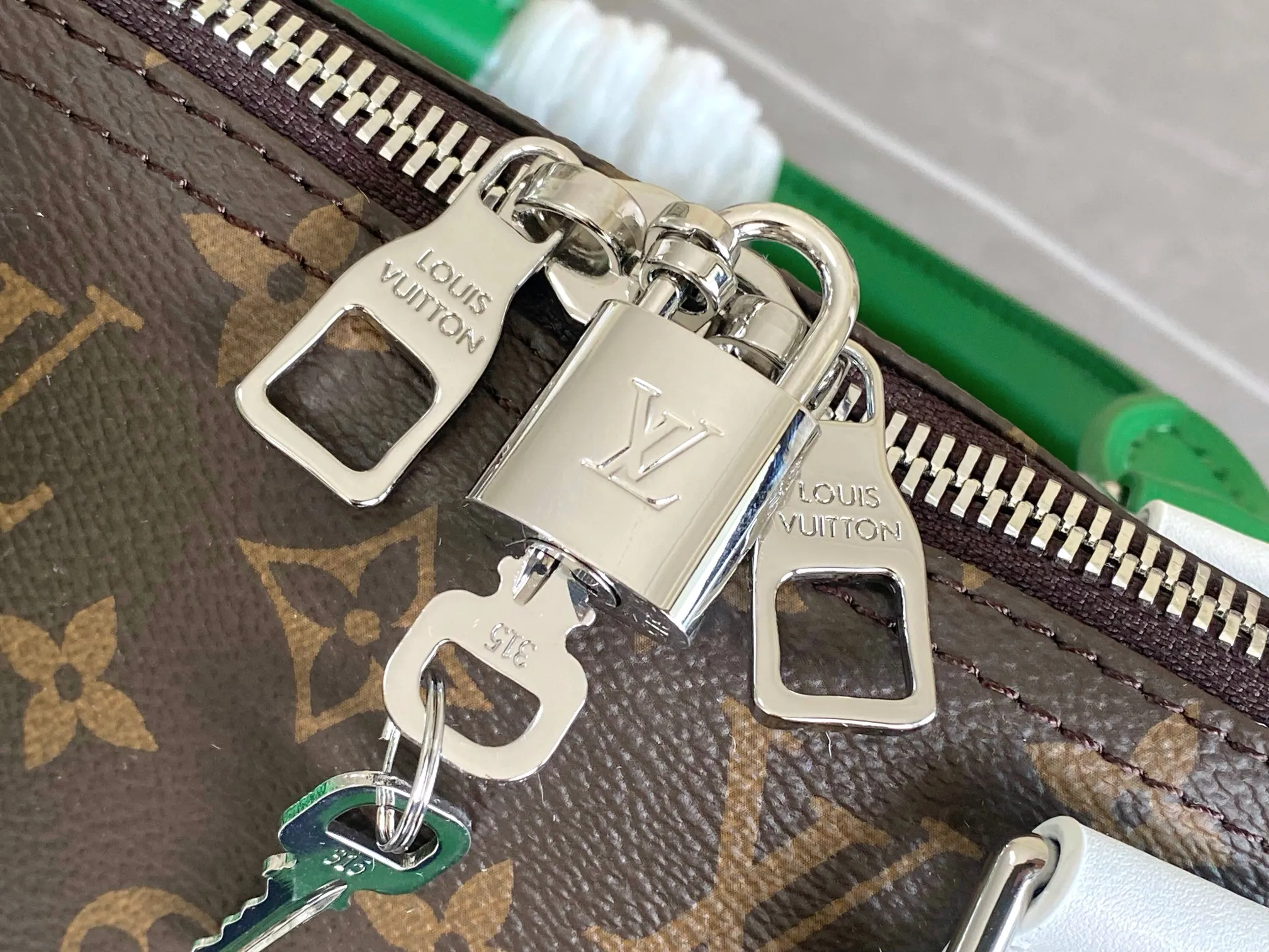 💰1280 Top Original Order M13926 This Keepall Bandoulière 50 travel bag comes from the 2024 autumn and winter fashion show. It is made of Monogram Dust coated canvas with distressed cow leather and metal parts, showing Pharrell Williams' respect for the brand's history. Marque L.Vuitton Déposée accents and fringed leather branding complete the sophisticated details. Size: 50x29x24cm