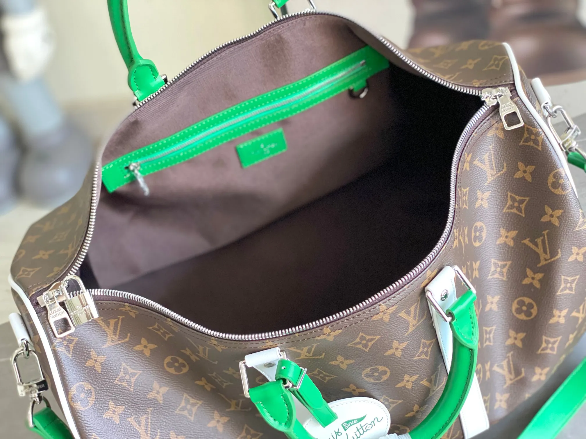 💰1280 Top Original Order M13926 This Keepall Bandoulière 50 travel bag comes from the 2024 autumn and winter fashion show. It is made of Monogram Dust coated canvas with distressed cow leather and metal parts, showing Pharrell Williams' respect for the brand's history. Marque L.Vuitton Déposée accents and fringed leather branding complete the sophisticated details. Size: 50x29x24cm