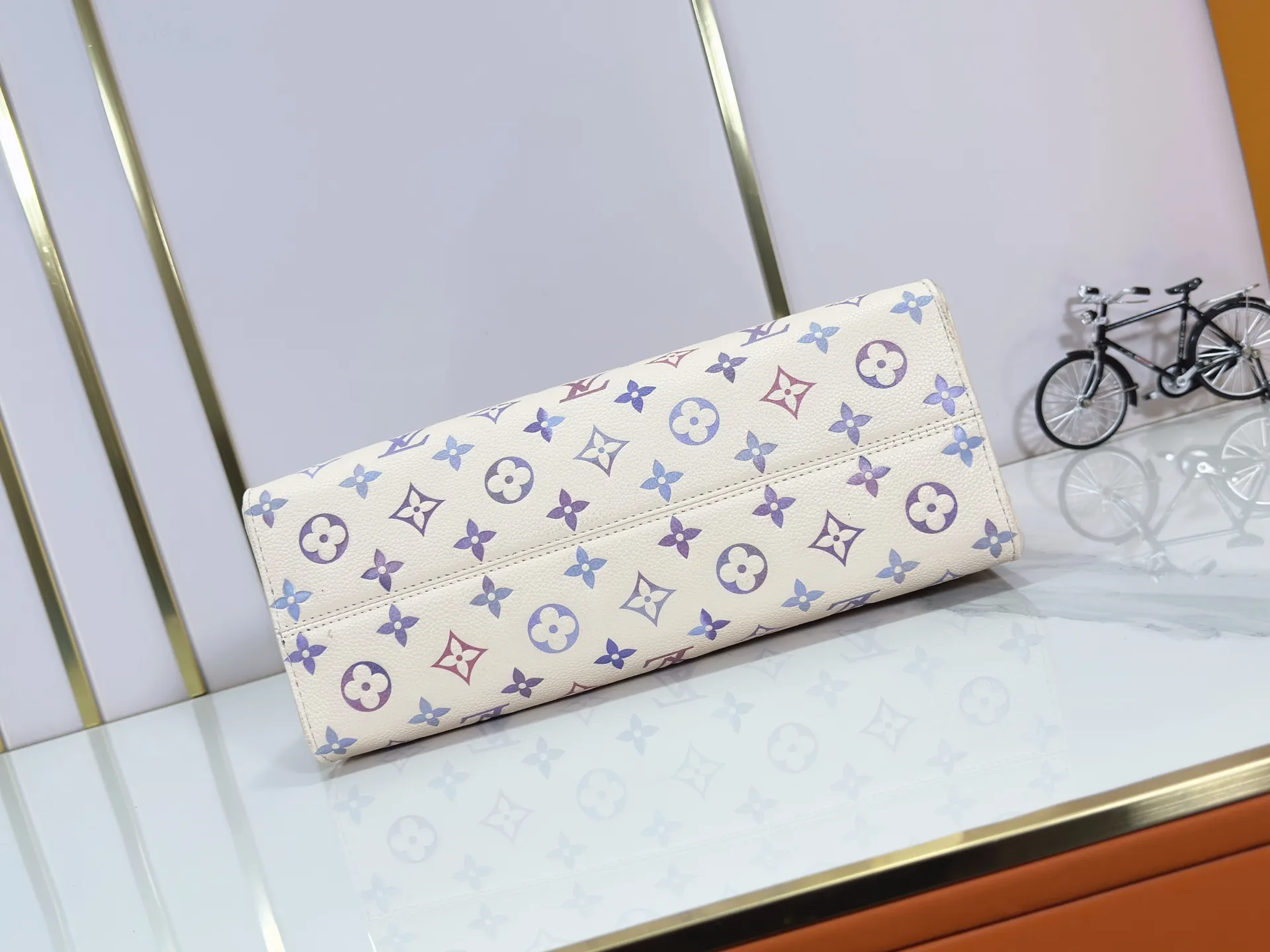 P240 Upgraded original M45495 M22770 This OnTheGo medium handbag comes from the Dream series and brightens up various looks with its elegant design. Monogram Empreinte leather is combined with digital printing technology to create a gradient watercolor effect. Dazzling metal hardware and multiple pockets enrich the details, and the slim shoulder strap makes it easy to carry cross-body. Dimensions: 35.0 x 27.0 x 14.0 cm (length x height x width)