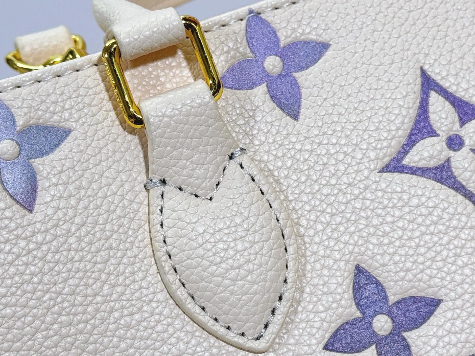 P240 Upgraded original M45495 M22770 This OnTheGo medium handbag comes from the Dream series and brightens up various looks with its elegant design. Monogram Empreinte leather is combined with digital printing technology to create a gradient watercolor effect. Dazzling metal hardware and multiple pockets enrich the details, and the slim shoulder strap makes it easy to carry cross-body. Dimensions: 35.0 x 27.0 x 14.0 cm (length x height x width)