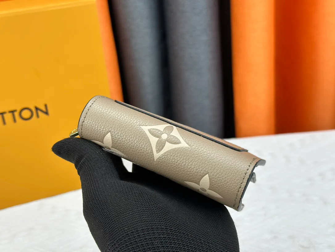 P170 LV top replica M80152 This Cléa wallet is made of Monogram Empreinte soft grained cowhide, embellished with Louis Vuitton's iconic Monogram embossed pattern. It has a stylish design, is exquisite and compact but has a spacious capacity. It is equipped with an external patch pocket, zipper coin pocket, banknote compartment and six credit card slots. Dimensions: 12 x 9 x 3.5 cm (length x height x width