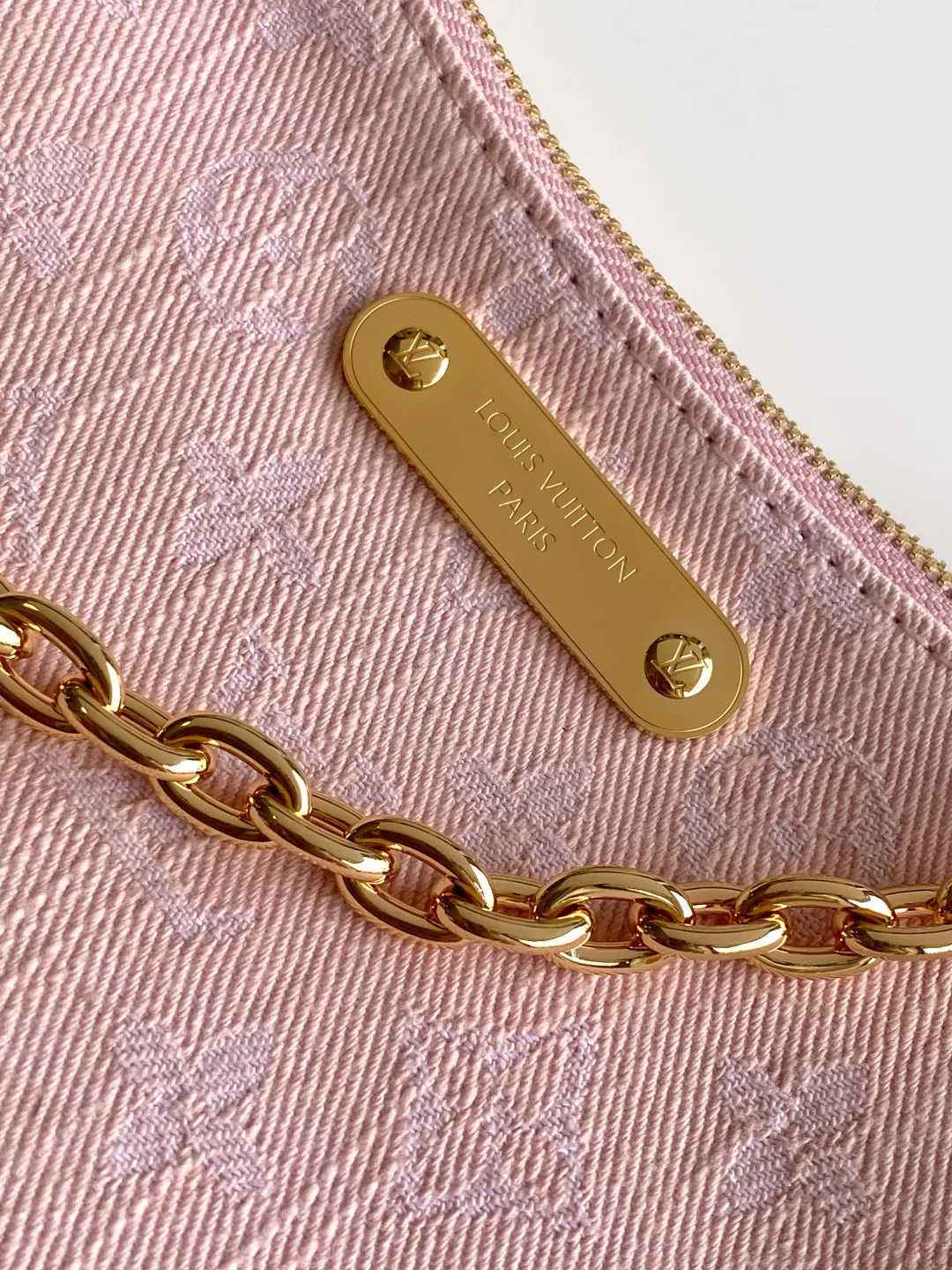 Factory price 780 M14159 Pink [Top original order] M83532, Monogram new denim Liv pochette material can fit tightly on the arm. It comes with a removable gold-tone chain and a removable, adjustable double strap and is crafted from Louis Vuitton's signature natural cowhide leather. A secure double zip closure and engraved gold plaque complete this stylish piece. size：24x13x6.5cm