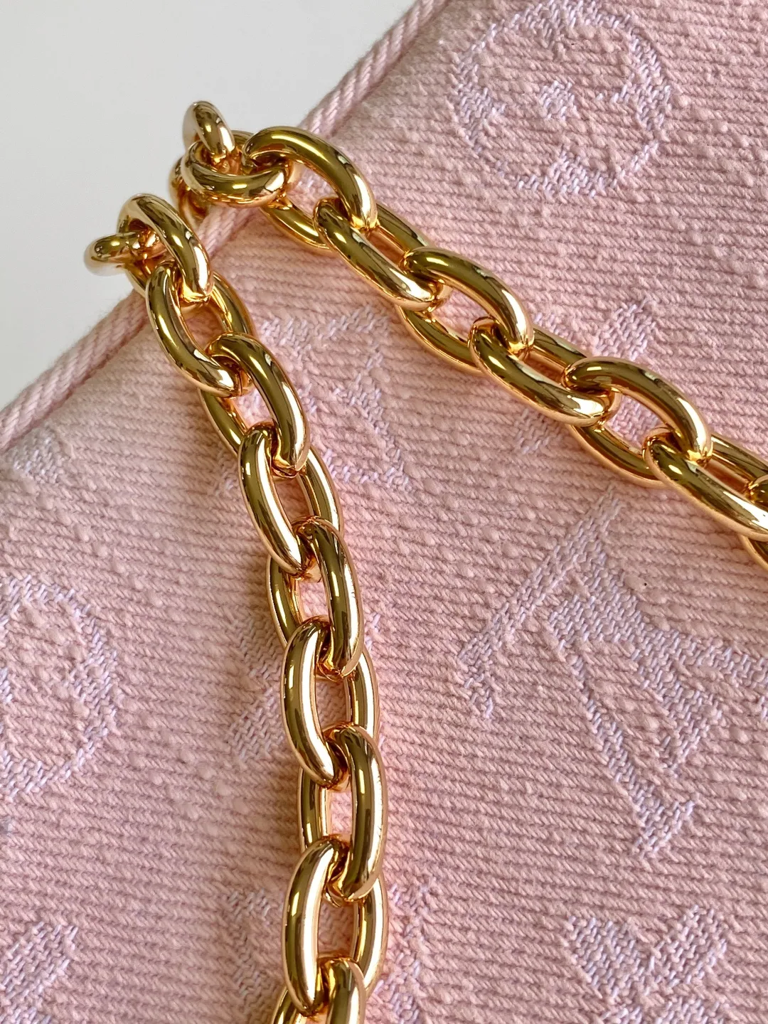 Factory price 780 M14159 Pink [Top original order] M83532, Monogram new denim Liv pochette material can fit tightly on the arm. It comes with a removable gold-tone chain and a removable, adjustable double strap and is crafted from Louis Vuitton's signature natural cowhide leather. A secure double zip closure and engraved gold plaque complete this stylish piece. size：24x13x6.5cm