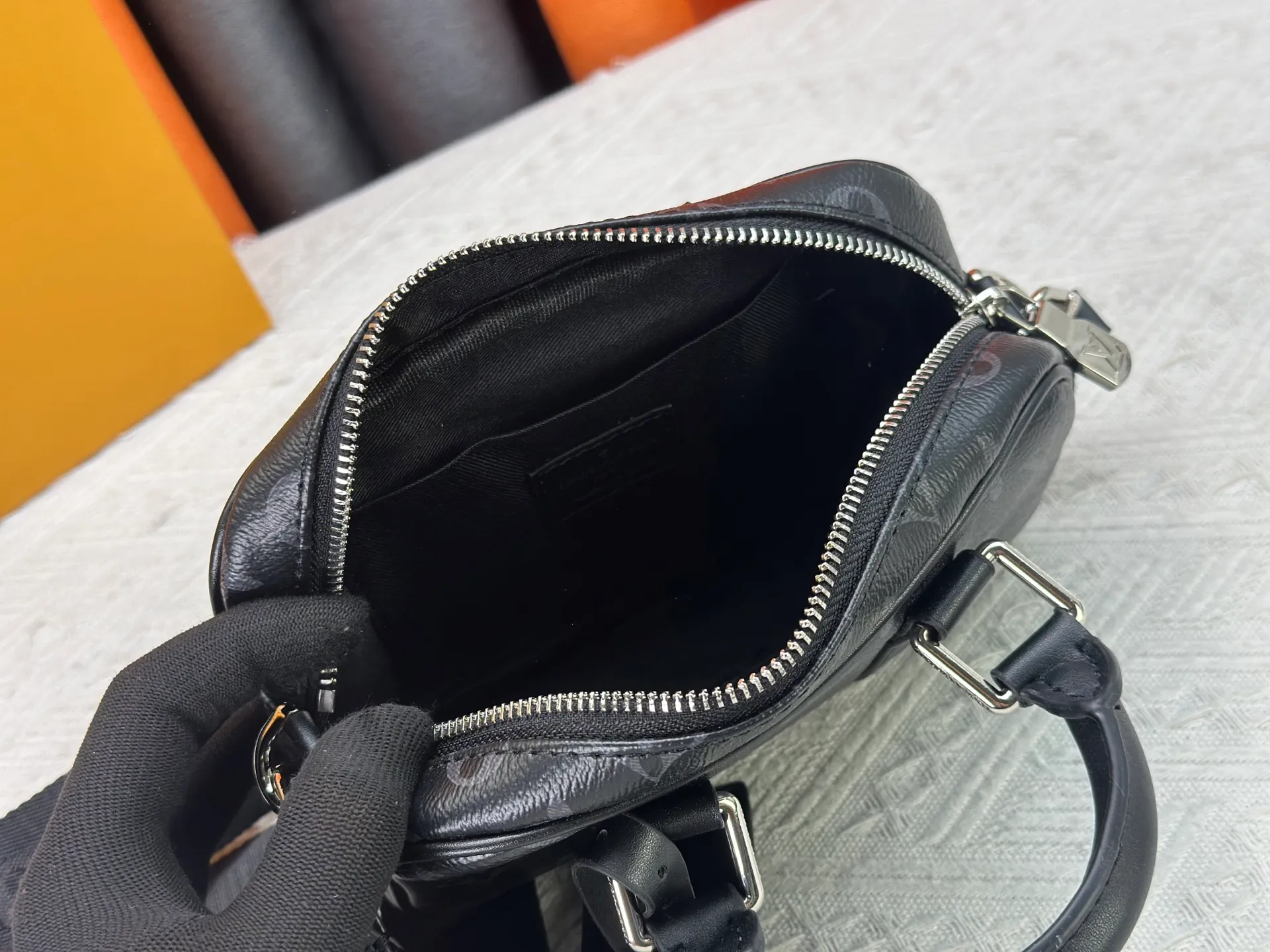 P220 Upgraded Original M82770 Black Flower Denim Blue This Nano Porte Documents Voyage handbag pays tribute to the classic prototype design. It inherits elements such as zipper opening and closing, handles and detachable and adjustable shoulder straps, and can easily control business occasions with a personalized and trendy attitude. The spacious main compartment holds a cell phone and wallet, making it ideal for shoulder or cross-body wear. Dimensions: 20 x 13 x 5.5 (Length x Height x Width)