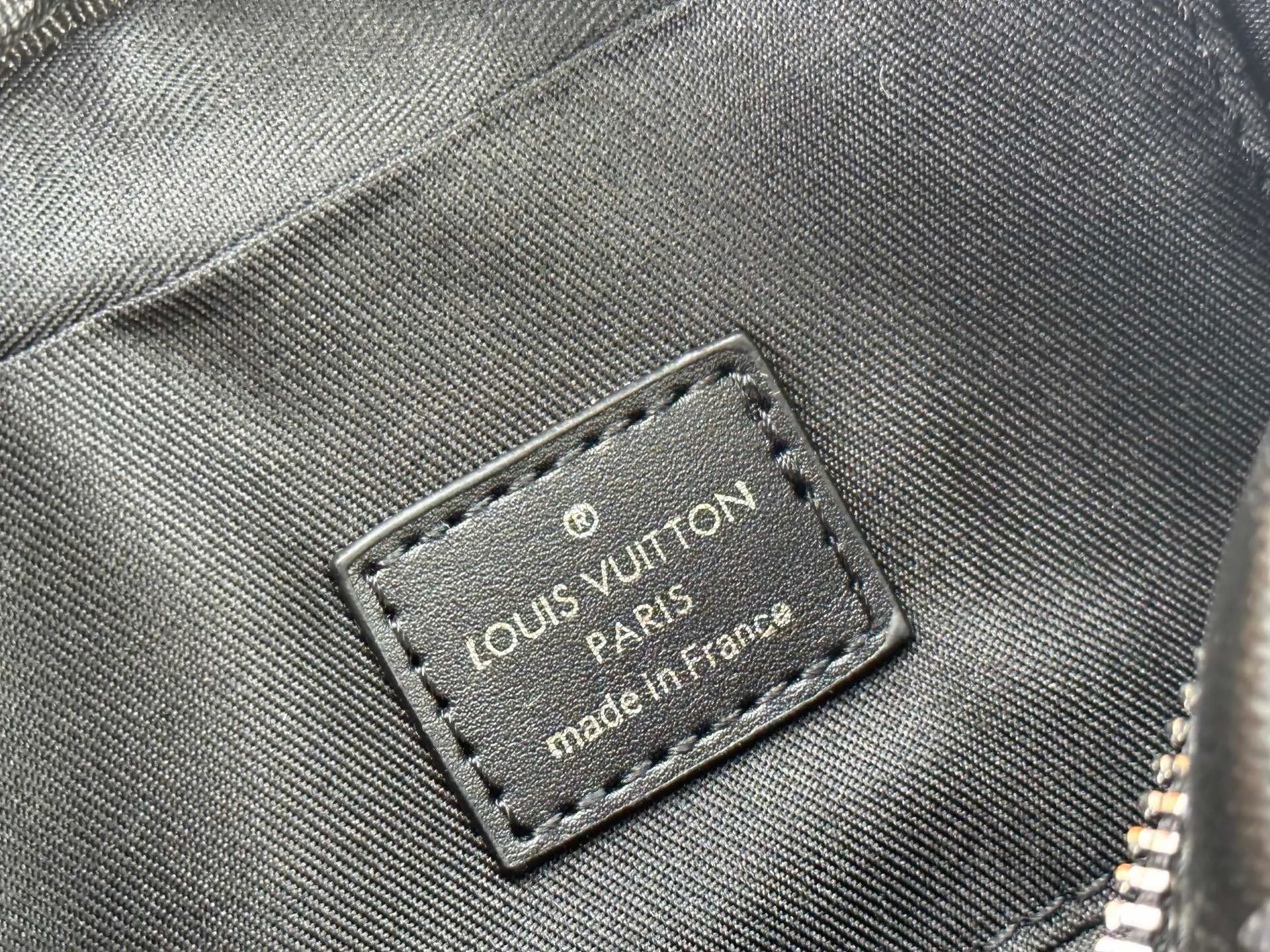P220 Upgraded Original M82770 Black Flower Denim Blue This Nano Porte Documents Voyage handbag pays tribute to the classic prototype design. It inherits elements such as zipper opening and closing, handles and detachable and adjustable shoulder straps, and can easily control business occasions with a personalized and trendy attitude. The spacious main compartment holds a cell phone and wallet, making it ideal for shoulder or cross-body wear. Dimensions: 20 x 13 x 5.5 (Length x Height x Width)