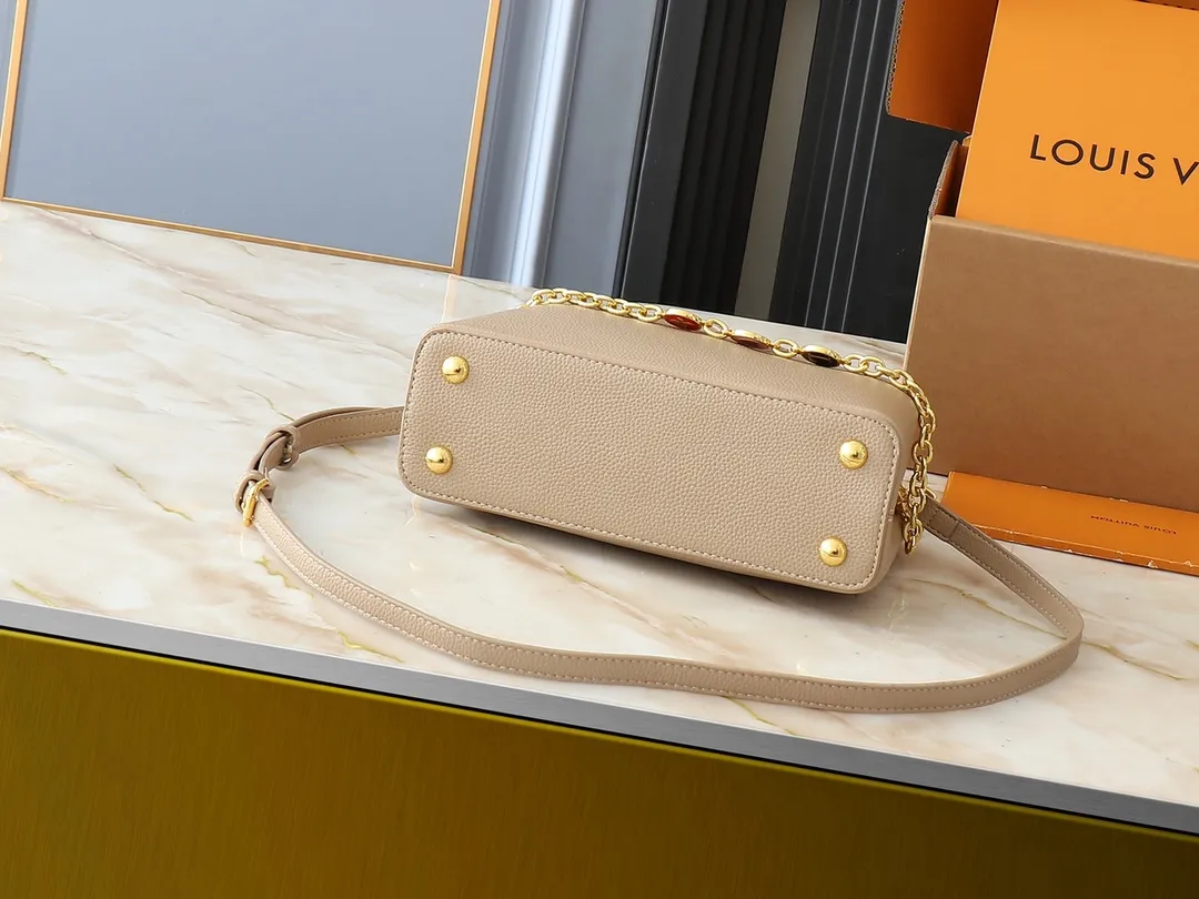 💰400💰Guangzhou goods Upgraded original M00014 M00013 M00015 [New size] This Capucines new size handbag shows soft beauty: Taurillon leather bag body with light-colored flap and top handle, enamel Monogram flower chain can also achieve a shoulder-carrying experience. Wear the slim leather strap to explore more styling possibilities. Dimensions 27 x 17.3 x 9 cm (length x height x width)