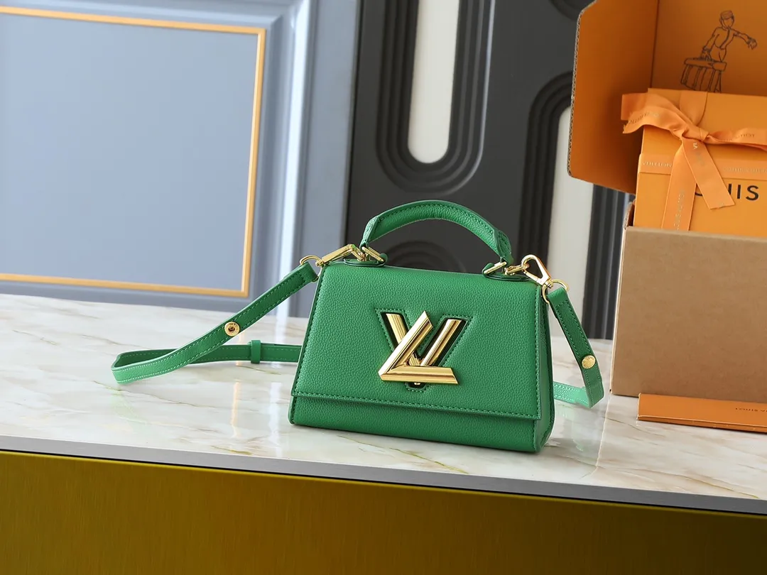 💰300💰Upgraded from the original M21590 M59090 Twist One Handle BB handbag, made of dark-dyed Taurillon leather, with a top single handle and the iconic LV Twist twist lock flap. The contrasting leather lining adds a trendy touch and can be worn cross-body, over the shoulder or by hand. Dimensions: 20x13x9 cm
