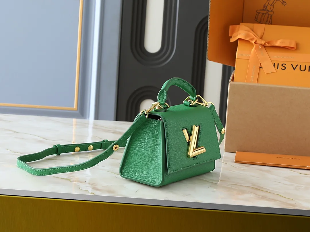 💰300💰Upgraded from the original M21590 M59090 Twist One Handle BB handbag, made of dark-dyed Taurillon leather, with a top single handle and the iconic LV Twist twist lock flap. The contrasting leather lining adds a trendy touch and can be worn cross-body, over the shoulder or by hand. Dimensions: 20x13x9 cm