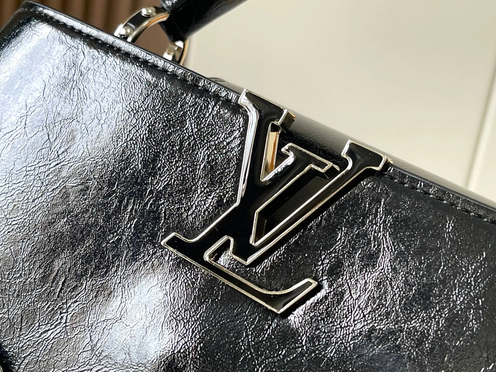 P480 [Guangzhou top quality original version] M25492 This CapucinesEast-WestBB handbag gives the leather a pleated texture, telling the new season trend. The cow leather trim outlines smooth lines, and the LV letters and detachable chain sparkle with metallic luster. The spacious interior meets different storage needs, and a variety of carrying methods show off its functional ingenuity. Size:33*19*9cm
