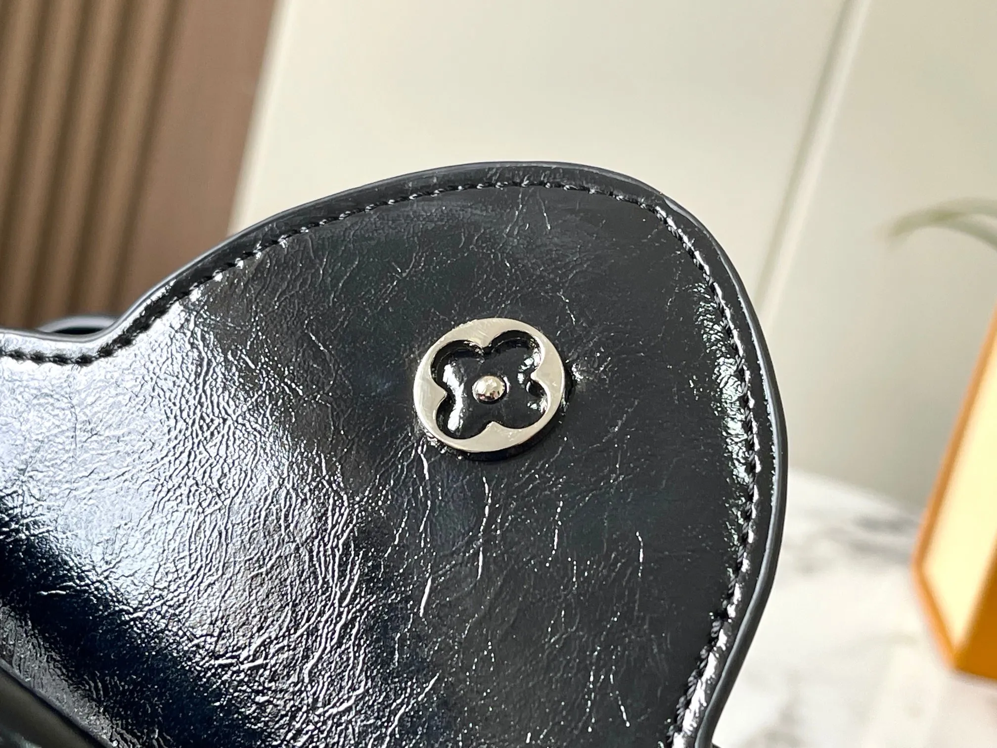 P480 [Guangzhou top quality original version] M25492 This CapucinesEast-WestBB handbag gives the leather a pleated texture, telling the new season trend. The cow leather trim outlines smooth lines, and the LV letters and detachable chain sparkle with metallic luster. The spacious interior meets different storage needs, and a variety of carrying methods show off its functional ingenuity. Size:33*19*9cm