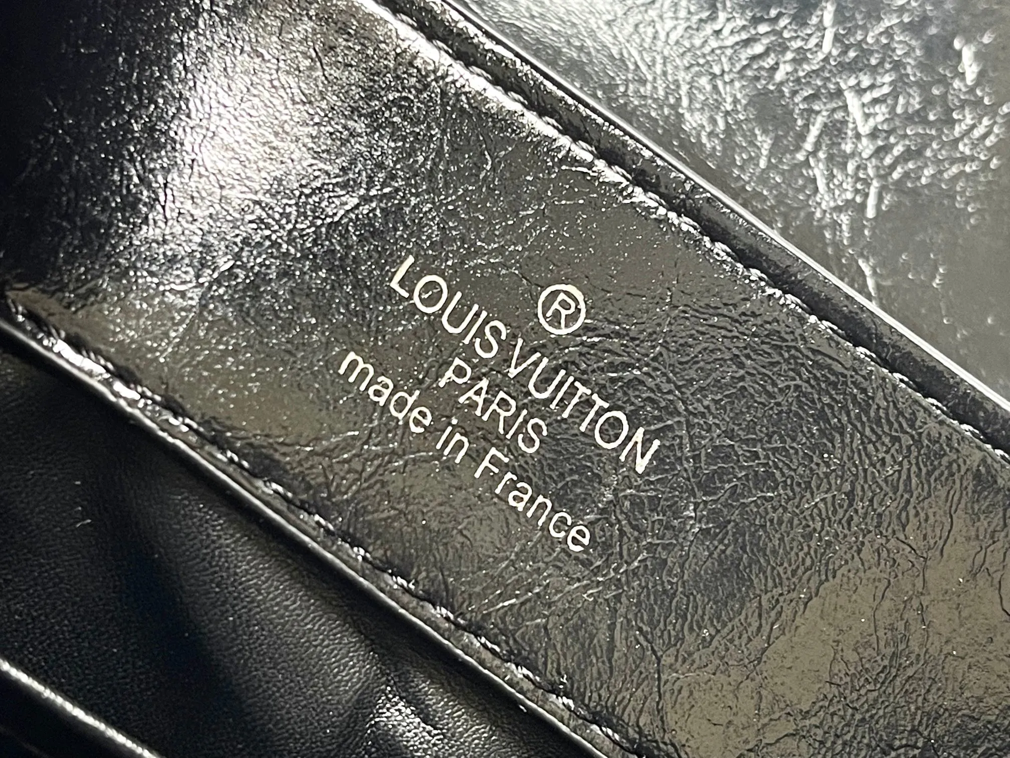 P480 [Guangzhou top quality original version] M25492 This CapucinesEast-WestBB handbag gives the leather a pleated texture, telling the new season trend. The cow leather trim outlines smooth lines, and the LV letters and detachable chain sparkle with metallic luster. The spacious interior meets different storage needs, and a variety of carrying methods show off its functional ingenuity. Size:33*19*9cm