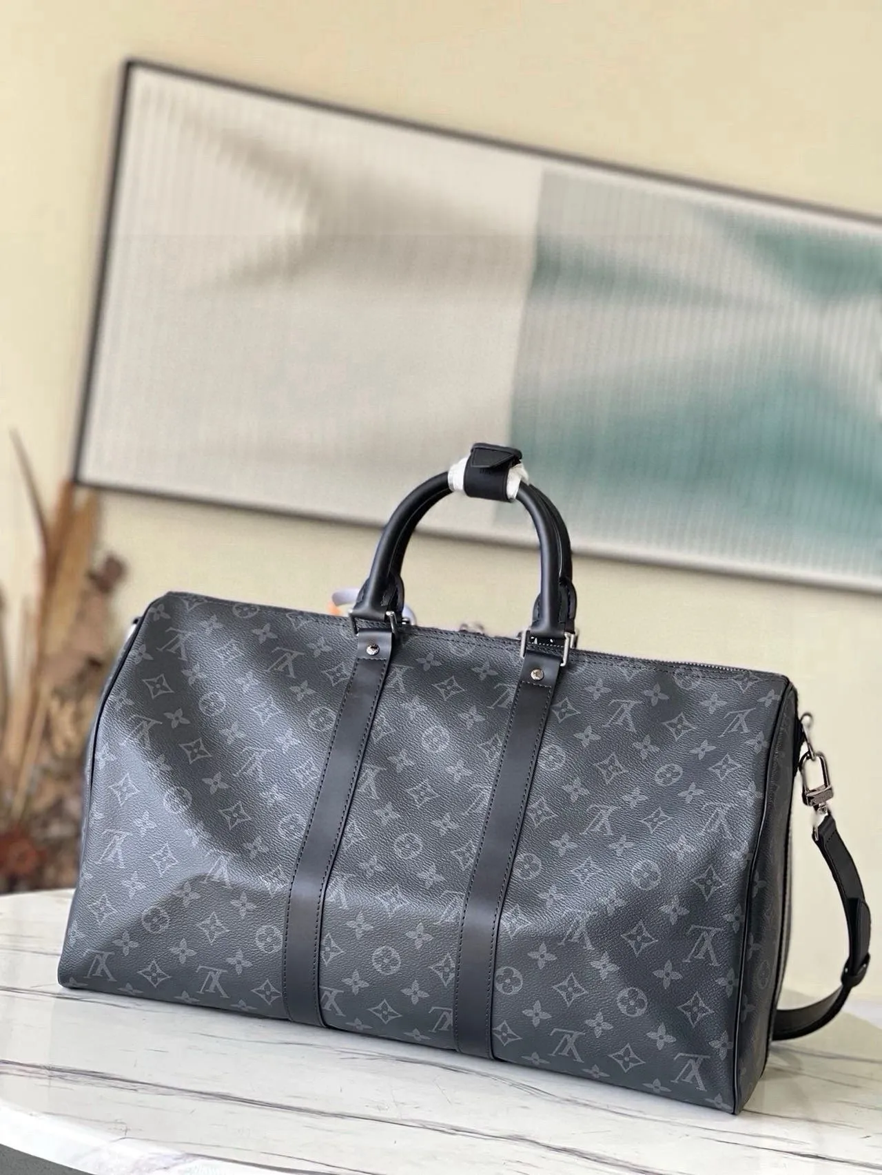 💰1000 (50 size) top original order M40601 black flower, spacious capacity, flexible use. Durable, safe and reliable. Fashionable style, mature and stable. Features a secure double zipper and padlock, making it perfect for business or pleasure. Size: 50x 29× 22cm