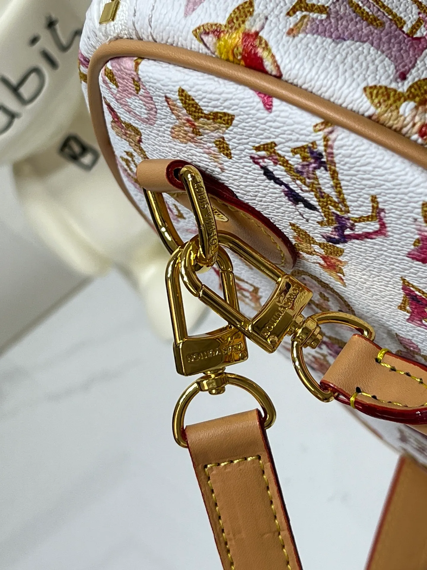 Batch 300💰M18076 M15159 M25766 M13344 Catwalk model This Speedy Soft 30 comes from the LV Travels With Grace Coddlington series. It is made of rich-toned cow leather with gold hardware and interesting embossed shapes. Removable name tag features Grace Coddington's handwriting. Size: 30X21X17 cm