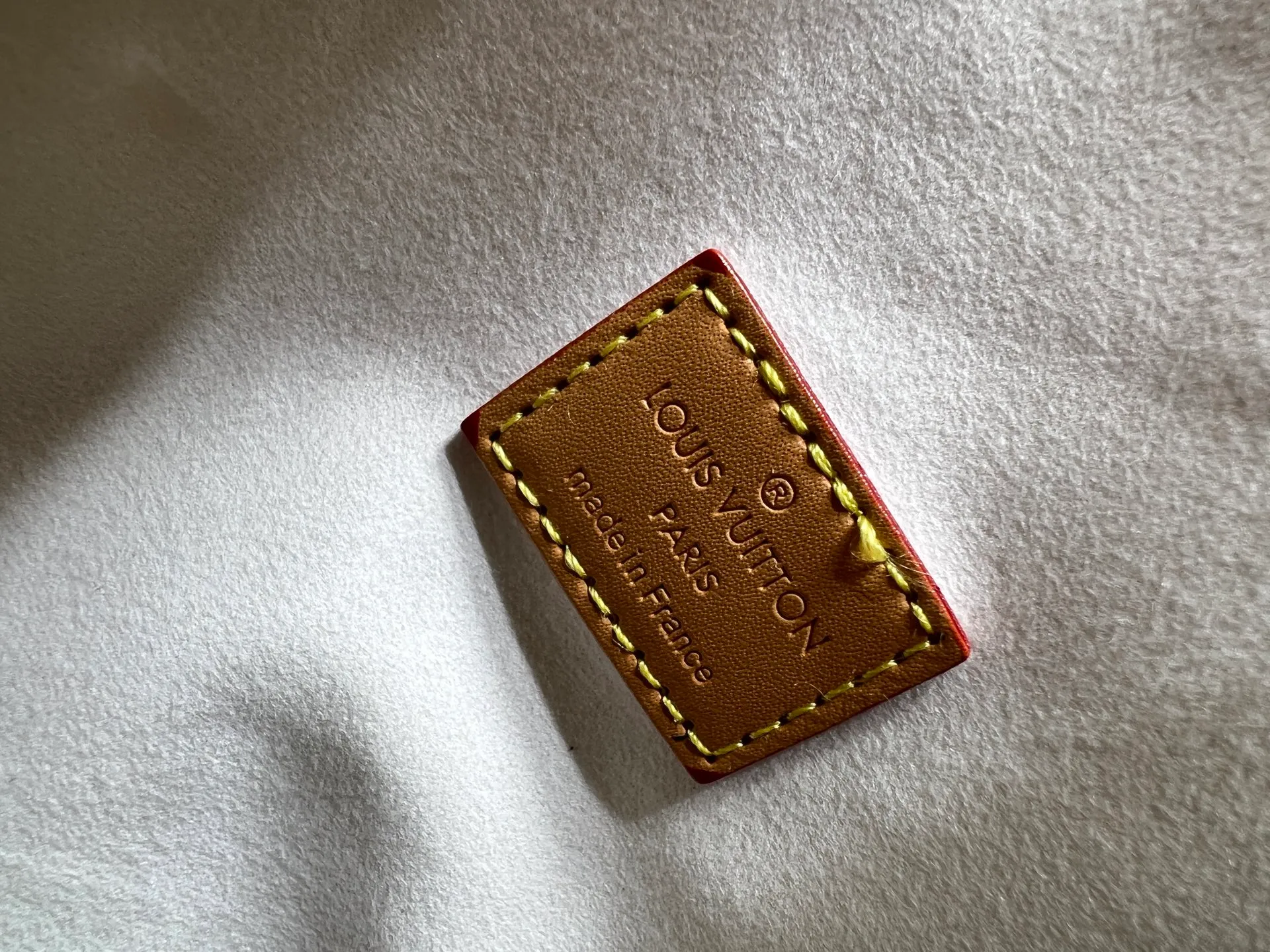 Batch 300💰M18076 M15159 M25766 M13344 Catwalk model This Speedy Soft 30 comes from the LV Travels With Grace Coddlington series. It is made of rich-toned cow leather with gold hardware and interesting embossed shapes. Removable name tag features Grace Coddington's handwriting. Size: 30X21X17 cm