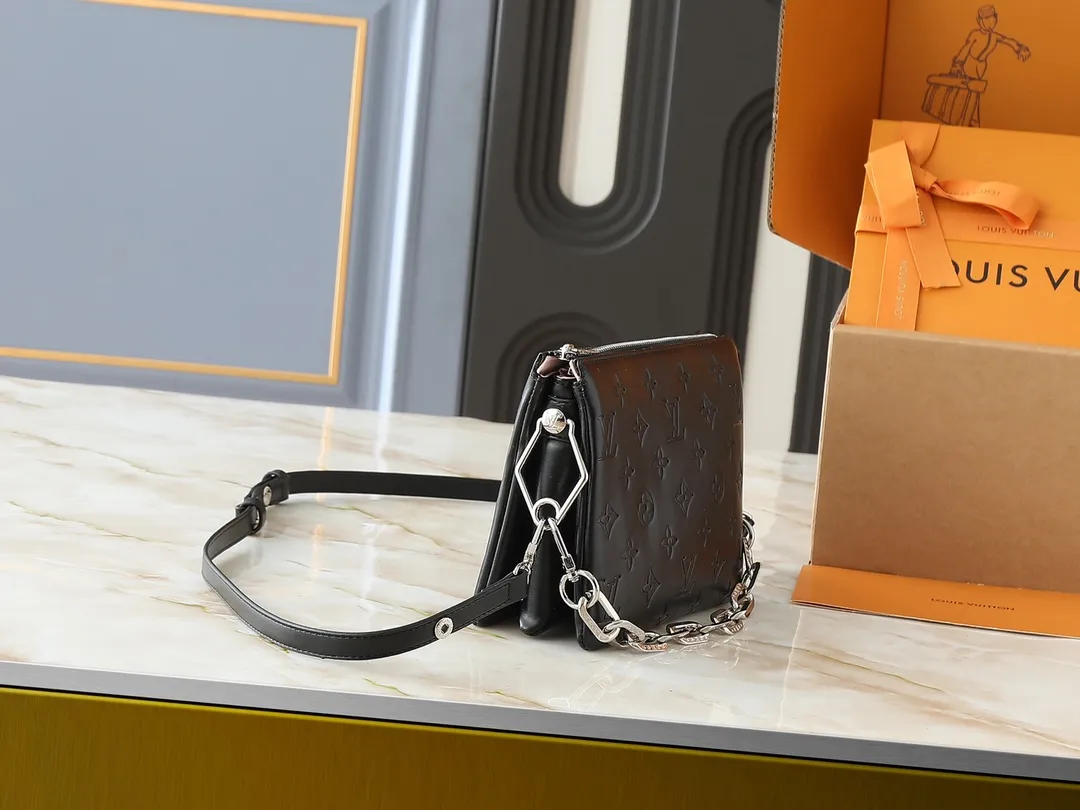 💰240💰Upgraded from the original M59598 M59389 M59396 M13233 M21259 M25218 M20770 M11401 This Coussin BB handbag is made of soft sheep leather with an embossed Monogram pattern. It has an inner compartment in a compact silhouette, making it an elegant choice for both day and night. Both the chunky chain and slim leather strap are removable, allowing for a variety of styling possibilities. Dimensions: 21.0 x 16.0 x 7.0 cm (length x height x width)