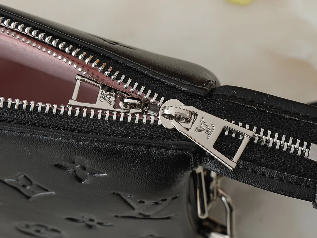 💰240💰Upgraded from the original M59598 M59389 M59396 M13233 M21259 M25218 M20770 M11401 This Coussin BB handbag is made of soft sheep leather with an embossed Monogram pattern. It has an inner compartment in a compact silhouette, making it an elegant choice for both day and night. Both the chunky chain and slim leather strap are removable, allowing for a variety of styling possibilities. Dimensions: 21.0 x 16.0 x 7.0 cm (length x height x width)