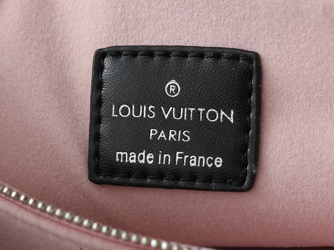 💰240💰Upgraded from the original M59598 M59389 M59396 M13233 M21259 M25218 M20770 M11401 This Coussin BB handbag is made of soft sheep leather with an embossed Monogram pattern. It has an inner compartment in a compact silhouette, making it an elegant choice for both day and night. Both the chunky chain and slim leather strap are removable, allowing for a variety of styling possibilities. Dimensions: 21.0 x 16.0 x 7.0 cm (length x height x width)
