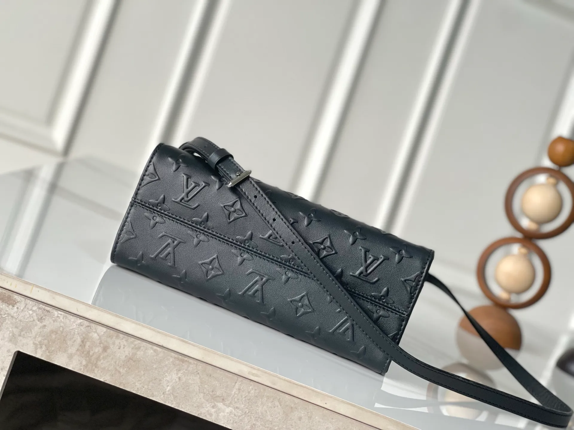 💰1180 (top layer leather) top original single M14576 top layer leather 163C01 dynamic code change. This OnTheGo small handbag comes from the Monogram Bold series, finishing the 2025 spring and summer show with its neat structure. The Monogram embossed leather bag features dazzling metal hardware and a detachable braided chain. It has ample space to accommodate daily essentials, making it a perfect choice for urban commuting and weekend outings. 25.0 x 19.0 x 11.5 cm (L x H x W) • Cow leather • Cow leather trim • Textile lining • Metal hardware • Holds 11" tablet, 6.7" smartphone, Sarah long wallet, notebook, books, sunglasses and keys • Shoulder strap: removable, adjustable • Half-length strap: 48.0 cm • Half-length strap adjustable to: 52.0 cm • Handle: Double handle