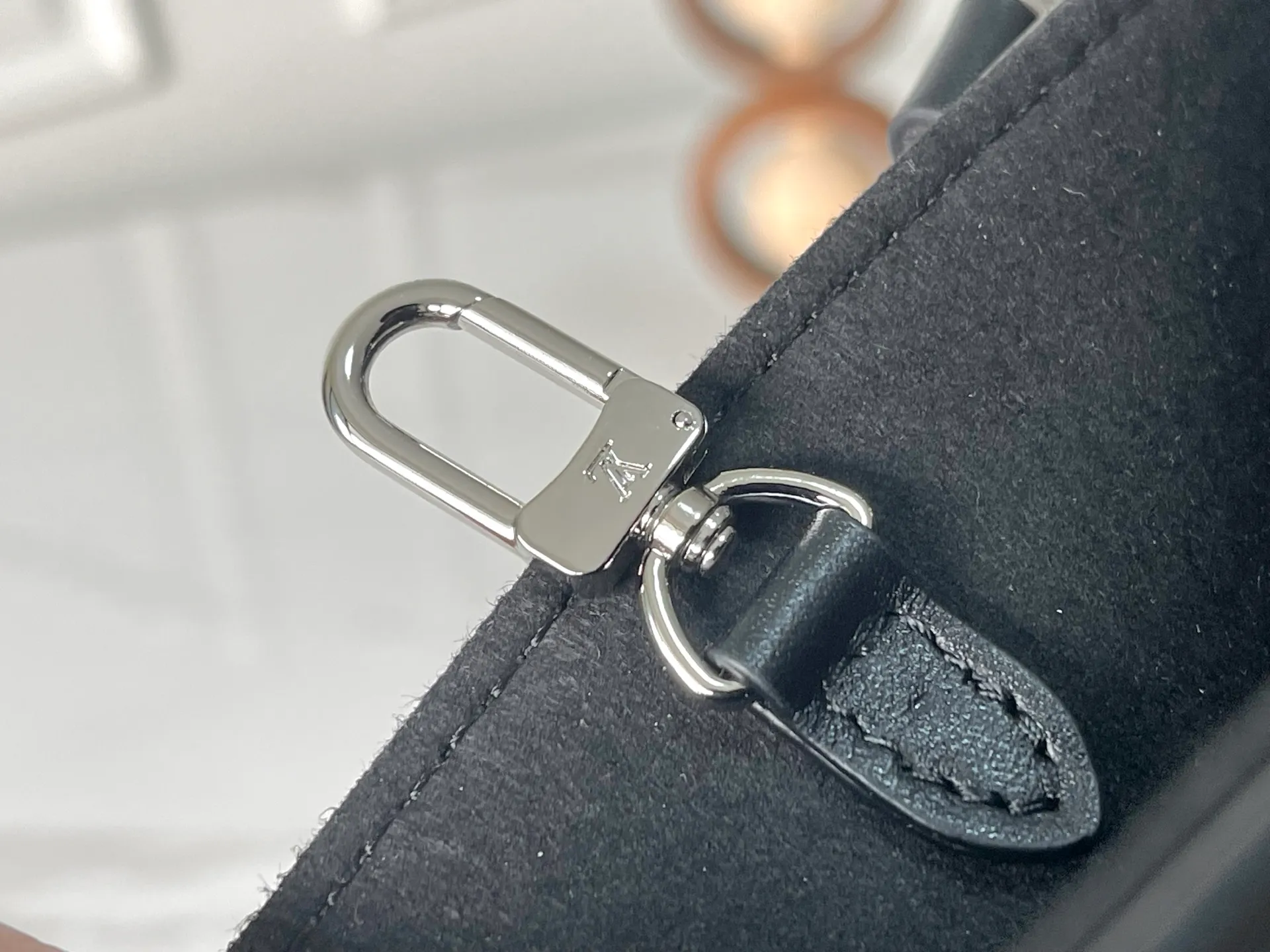 💰1180 (top layer leather) top original single M14576 top layer leather 163C01 dynamic code change. This OnTheGo small handbag comes from the Monogram Bold series, finishing the 2025 spring and summer show with its neat structure. The Monogram embossed leather bag features dazzling metal hardware and a detachable braided chain. It has ample space to accommodate daily essentials, making it a perfect choice for urban commuting and weekend outings. 25.0 x 19.0 x 11.5 cm (L x H x W) • Cow leather • Cow leather trim • Textile lining • Metal hardware • Holds 11" tablet, 6.7" smartphone, Sarah long wallet, notebook, books, sunglasses and keys • Shoulder strap: removable, adjustable • Half-length strap: 48.0 cm • Half-length strap adjustable to: 52.0 cm • Handle: Double handle