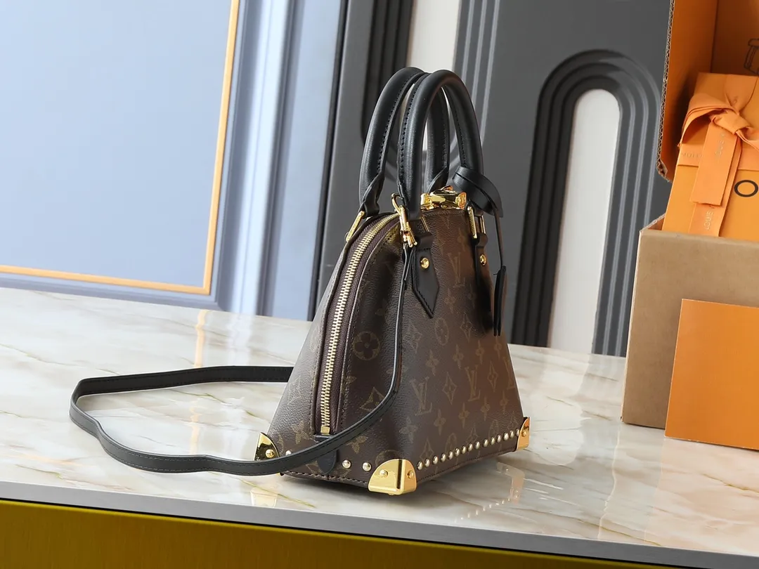 💰300💰Upgraded from the original M53151 M53152 N41221 Presbyopic black leather This is one of Louis Vuitton's iconic handbags with the crispest design structure. Its prototype is a piece designed by Gaston Vuitton and named after the Alma Bridge, which connects two adjacent fashionable districts in Paris. Signature Monogram canvas gives it a classic feel. Dimensions: 25 x 19 x 12 (length x height x width)