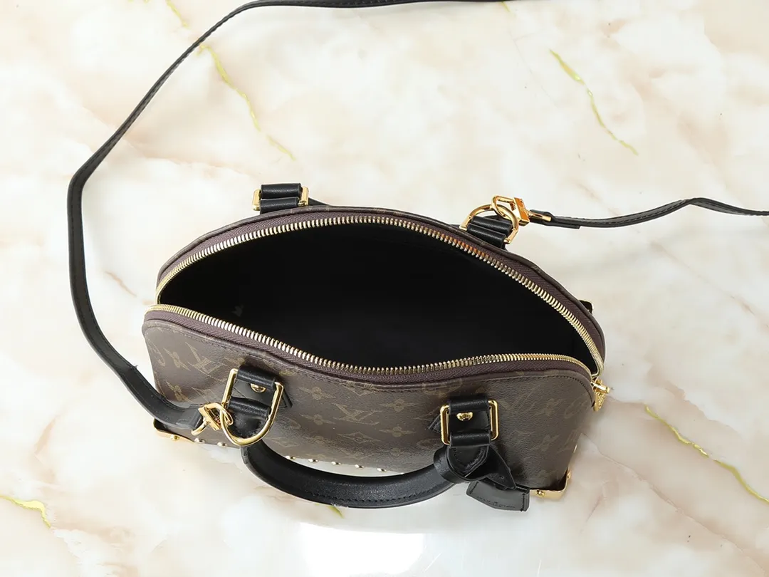 💰300💰Upgraded from the original M53151 M53152 N41221 Presbyopic black leather This is one of Louis Vuitton's iconic handbags with the crispest design structure. Its prototype is a piece designed by Gaston Vuitton and named after the Alma Bridge, which connects two adjacent fashionable districts in Paris. Signature Monogram canvas gives it a classic feel. Dimensions: 25 x 19 x 12 (length x height x width)