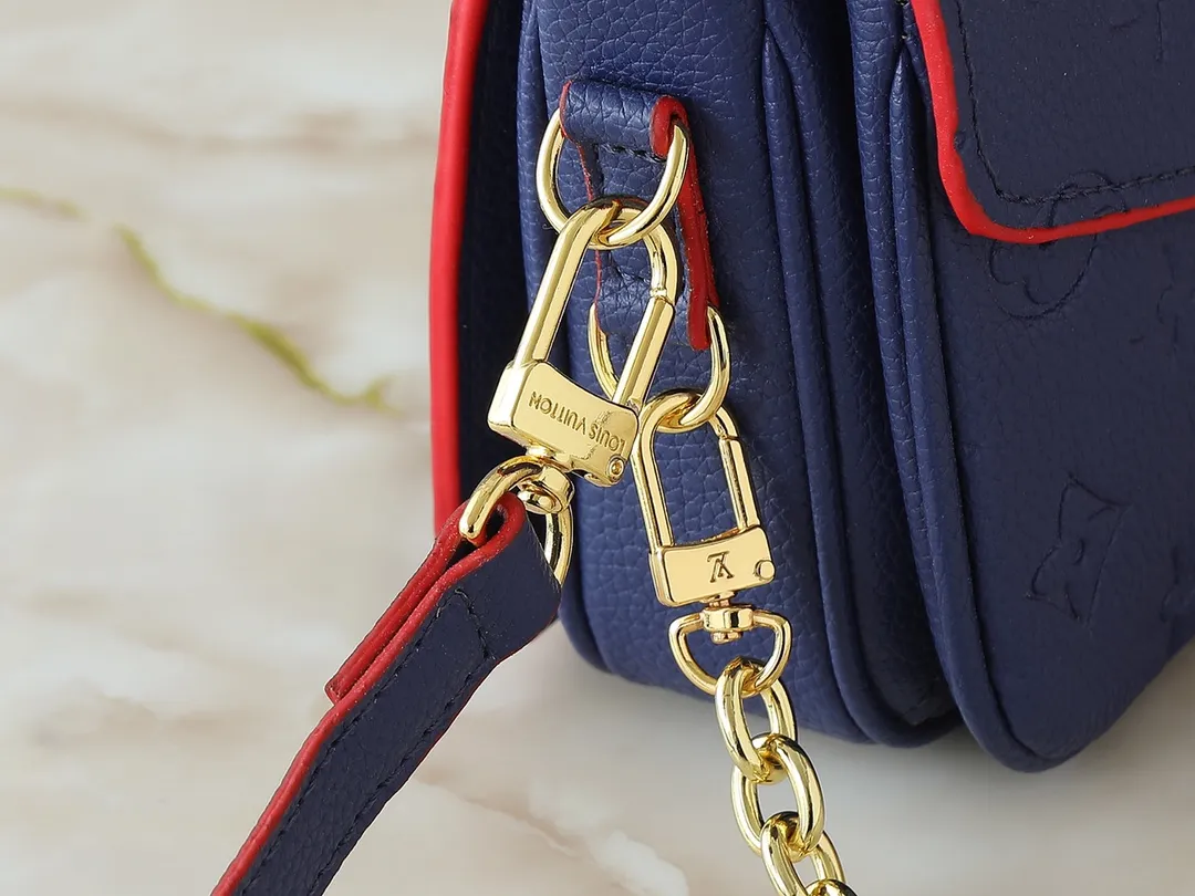 💰220💰Upgraded from the original M47045 M23940 M46595 M22942 M23081 M46596 M46279 This Pochette Métis East West handbag is made of Monogram Empreinte embossed leather, showing the fusion of brand style and modern elements. The traditional S-lock clasp and detachable short chain have a metallic sheen, and the sophisticated construction includes a neat interior and adjustable shoulder straps for easy urban mobility. Dimensions: 21.5 x 13.5 x 6.0 cm (length x height x width)