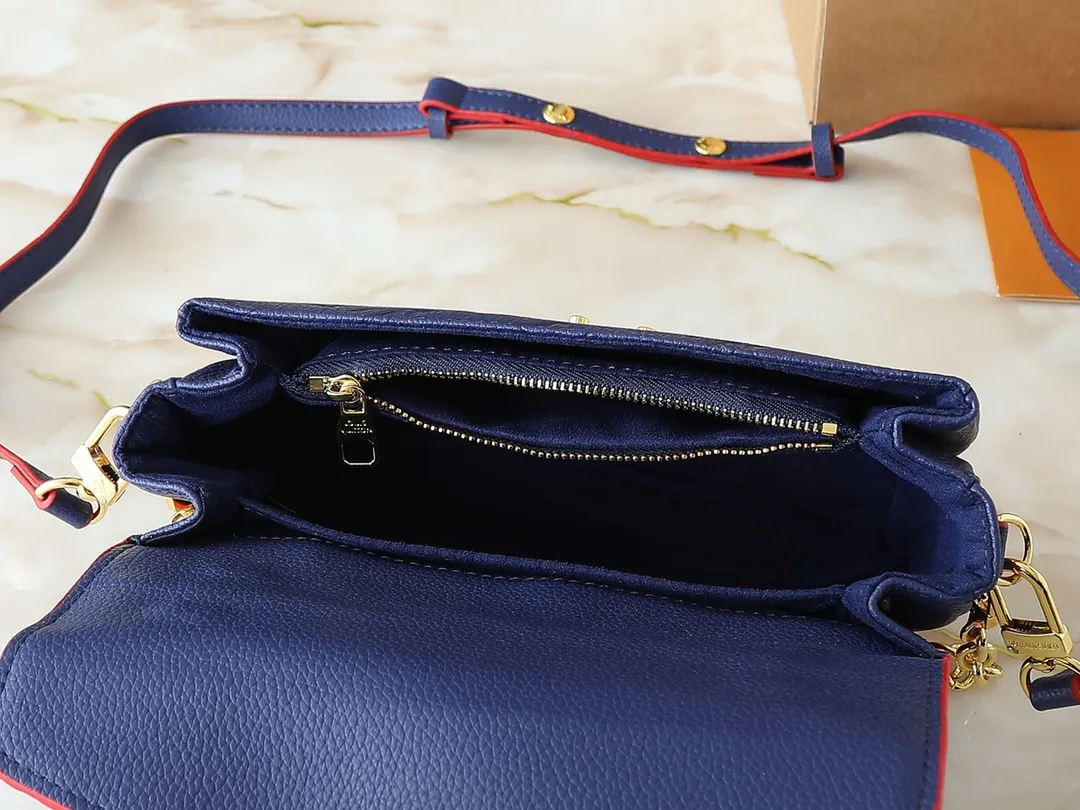 💰220💰Upgraded from the original M47045 M23940 M46595 M22942 M23081 M46596 M46279 This Pochette Métis East West handbag is made of Monogram Empreinte embossed leather, showing the fusion of brand style and modern elements. The traditional S-lock clasp and detachable short chain have a metallic sheen, and the sophisticated construction includes a neat interior and adjustable shoulder straps for easy urban mobility. Dimensions: 21.5 x 13.5 x 6.0 cm (length x height x width)