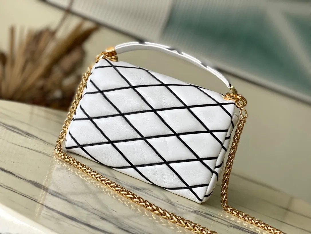 💰1360 (top layer leather) top original order M22890 white This G0-14 medium handbag is made of gorgeous sheep leather, with a finger stitch pattern that pays homage to the brand's traditional luggage design. The LV Twist twist lock highlights the eye-catching style, and the top handle can be carried by hand alone, or it can be transformed into a leather shoulder pad on the sliding chain shoulder strap for a comfortable shoulder or cross-body experience. Dimensions: 23 × 16 × 10 cm