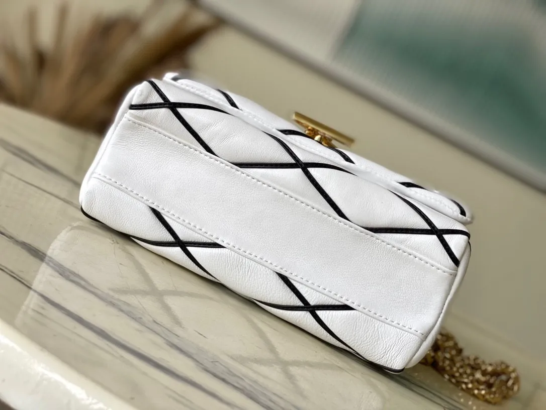 💰1360 (top layer leather) top original order M22890 white This G0-14 medium handbag is made of gorgeous sheep leather, with a finger stitch pattern that pays homage to the brand's traditional luggage design. The LV Twist twist lock highlights the eye-catching style, and the top handle can be carried by hand alone, or it can be transformed into a leather shoulder pad on the sliding chain shoulder strap for a comfortable shoulder or cross-body experience. Dimensions: 23 × 16 × 10 cm